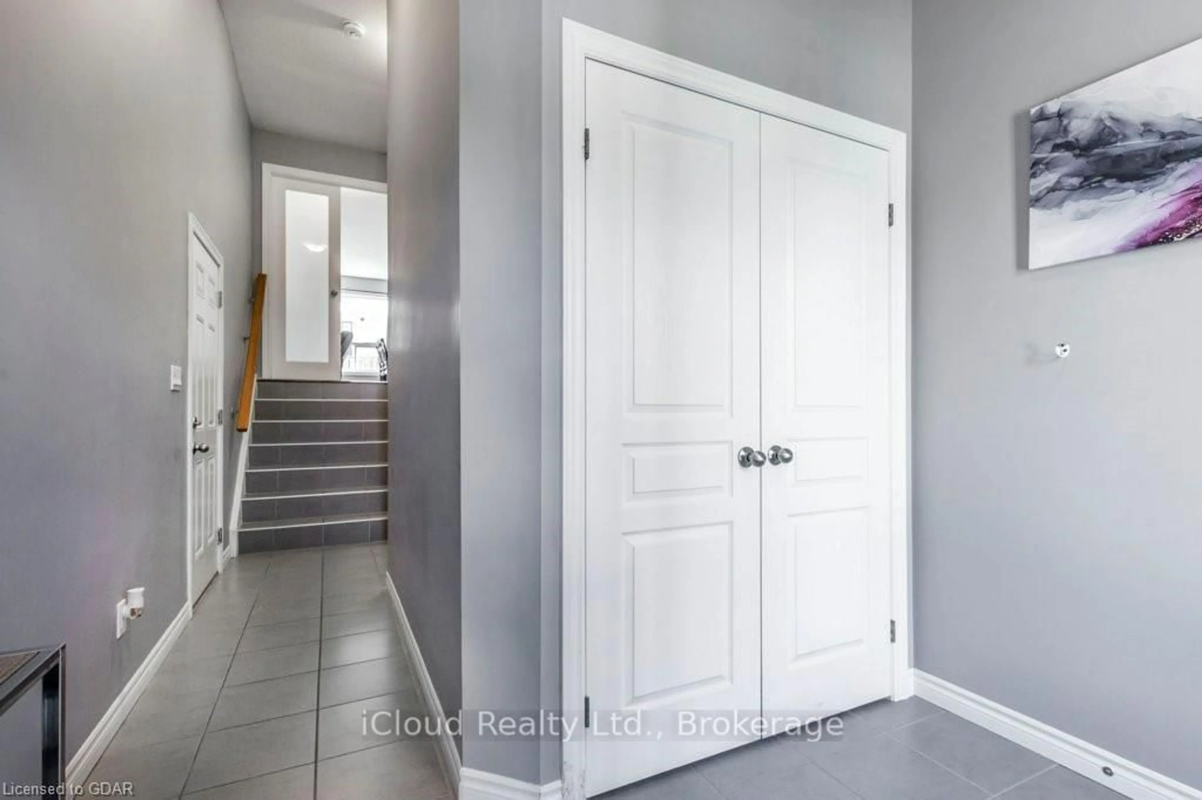 Indoor entryway for 122 Summit Ridge Dr, Guelph Ontario N1E 0M8