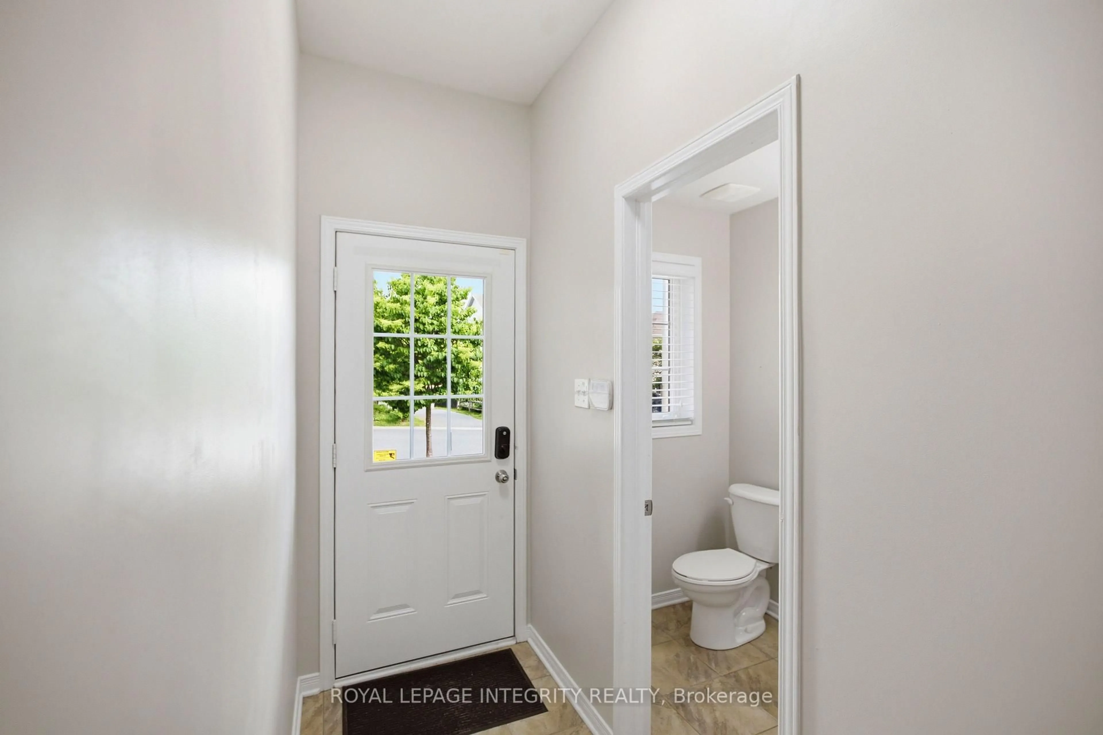 Indoor entryway for 354 Rolling Meadow Cres, Ottawa Ontario K1W 0A7