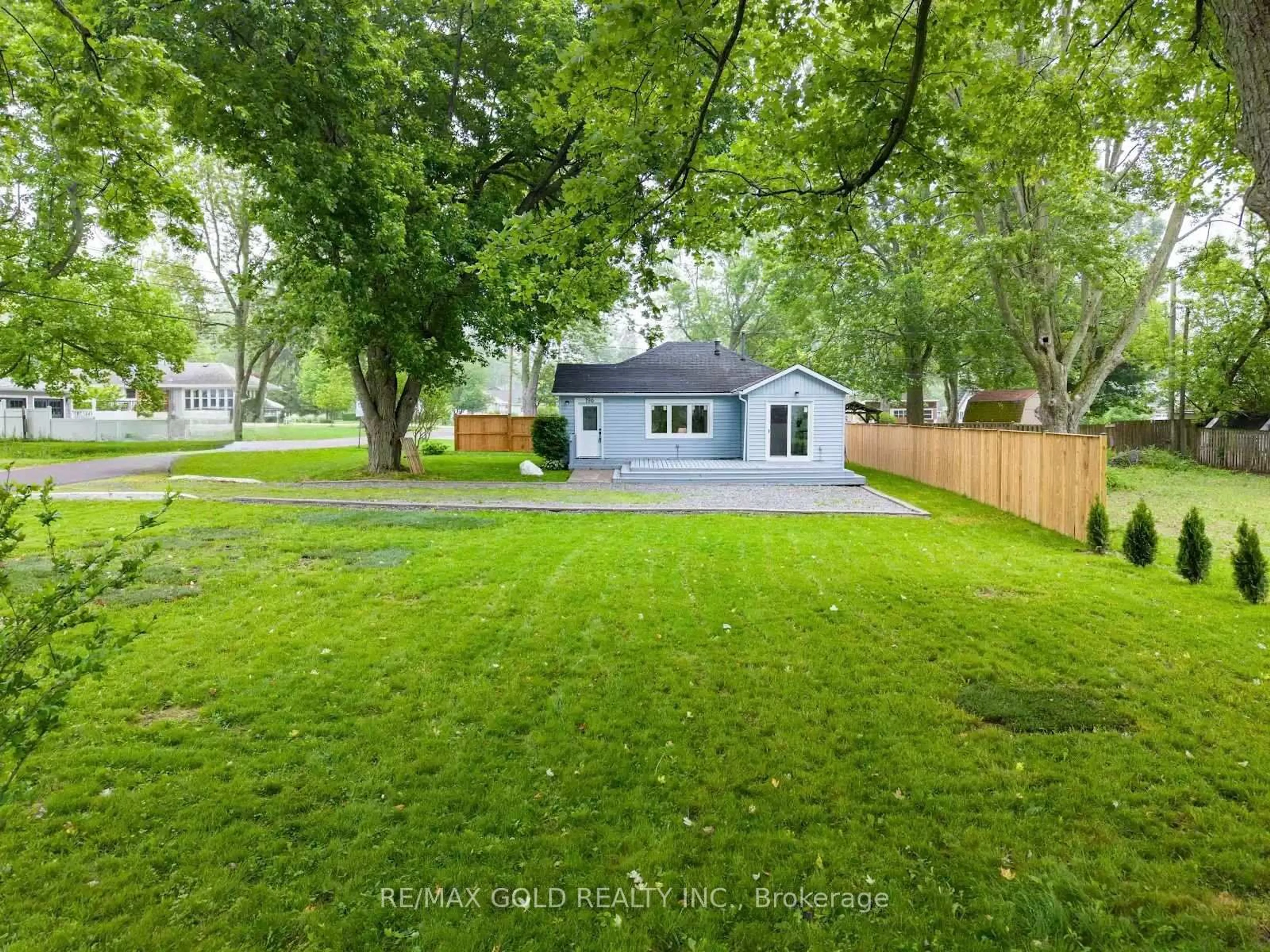 A pic from outside/outdoor area/front of a property/back of a property/a pic from drone, street for 196 Elmwood Ave, Fort Erie Ontario L0S 1B0