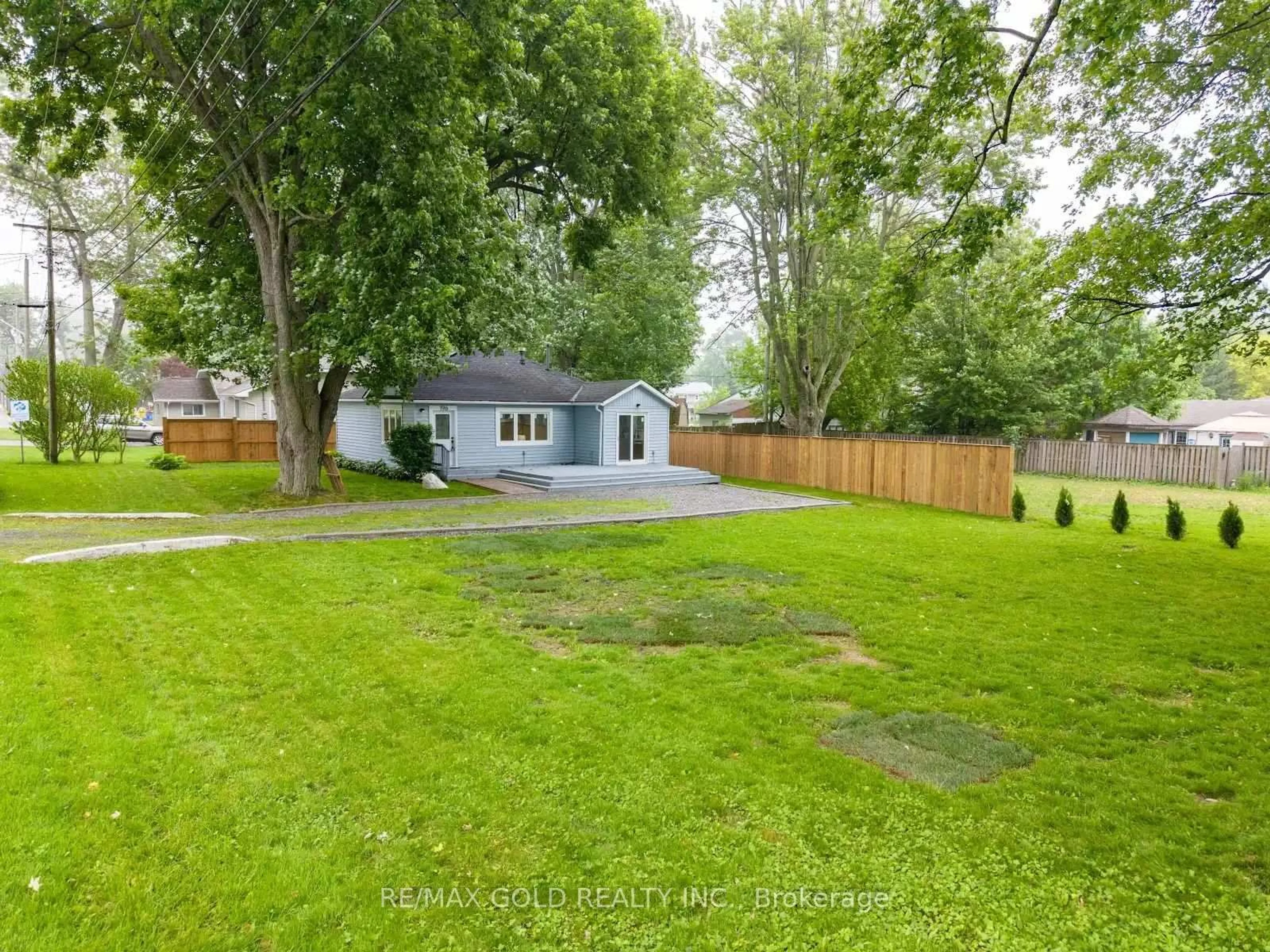 A pic from outside/outdoor area/front of a property/back of a property/a pic from drone, unknown for 196 Elmwood Ave, Fort Erie Ontario L0S 1B0