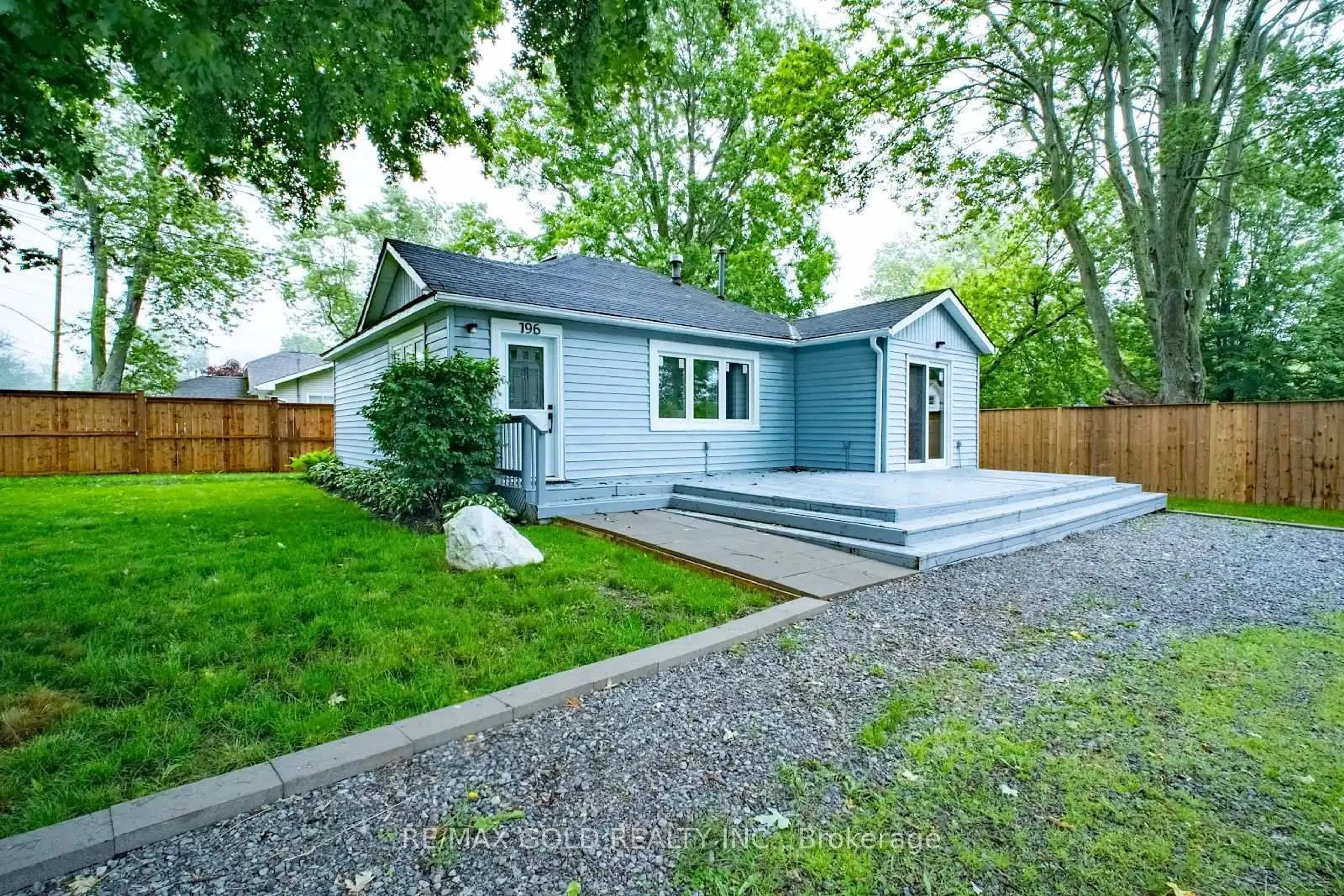 Home with vinyl exterior material, street for 196 Elmwood Ave, Fort Erie Ontario L0S 1B0