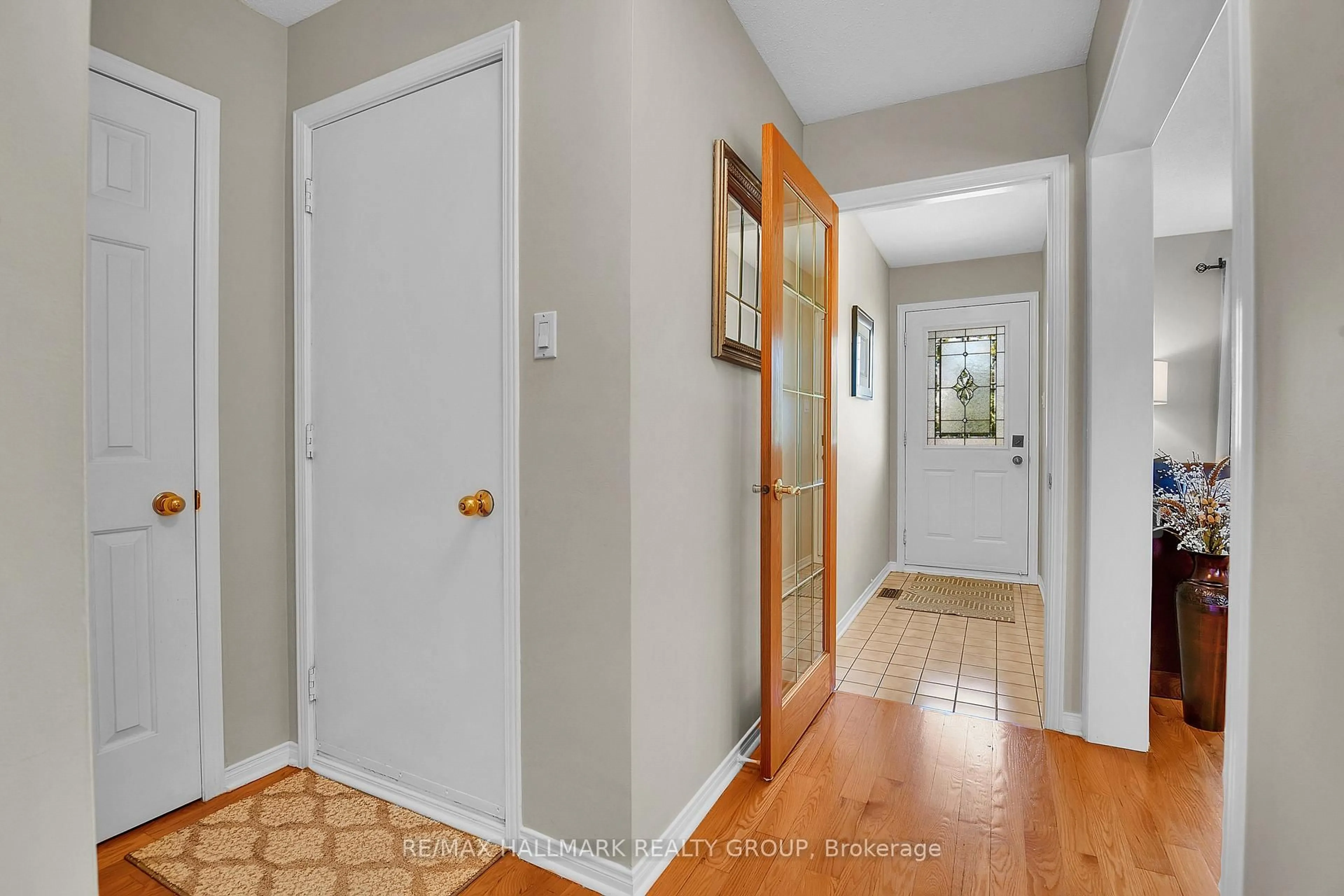 Indoor entryway for 716 Levac Dr, Orleans Ontario K4A 2R2