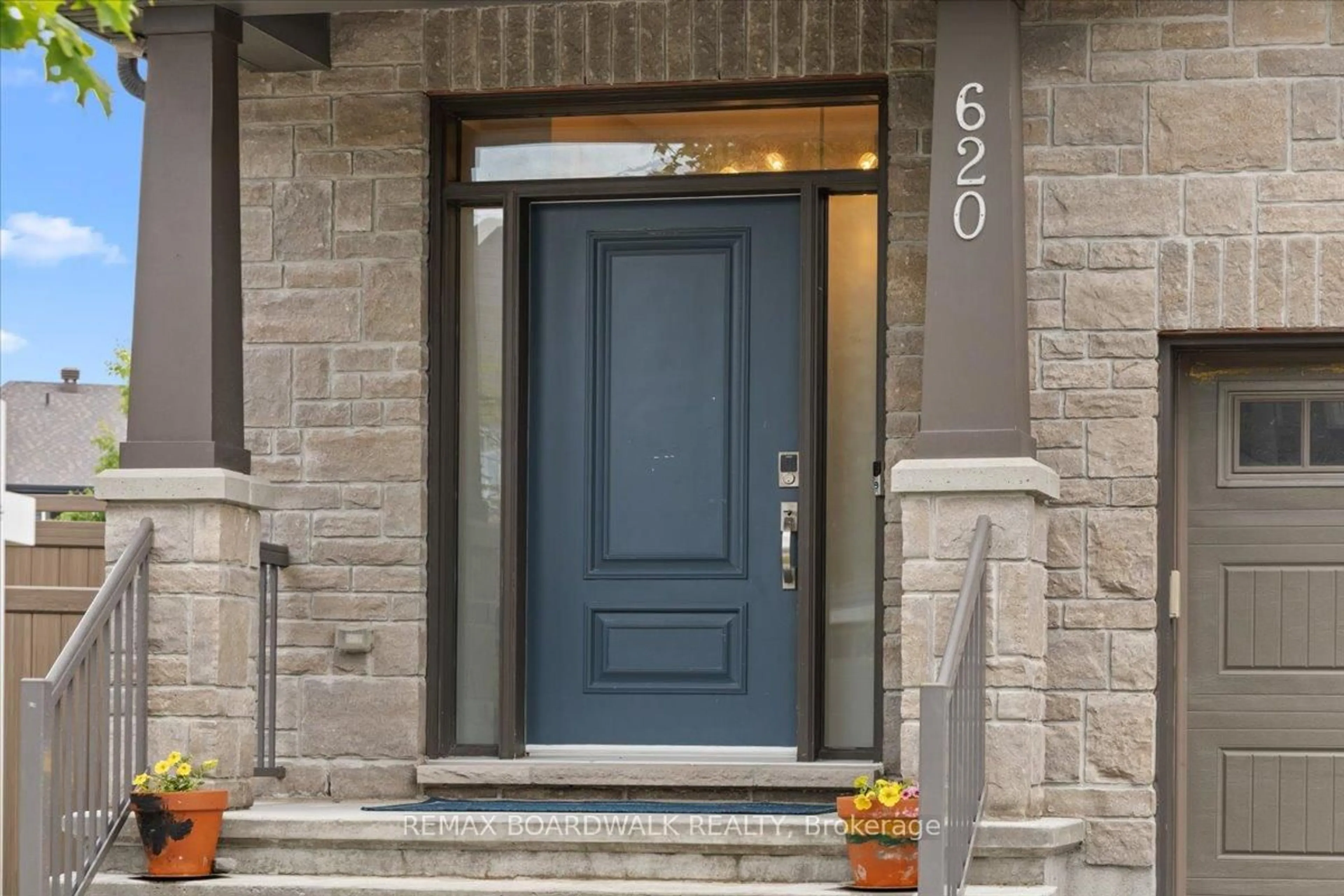 Indoor entryway for 620 Barry Helman Dr, Ottawa Ontario K2J 4S2