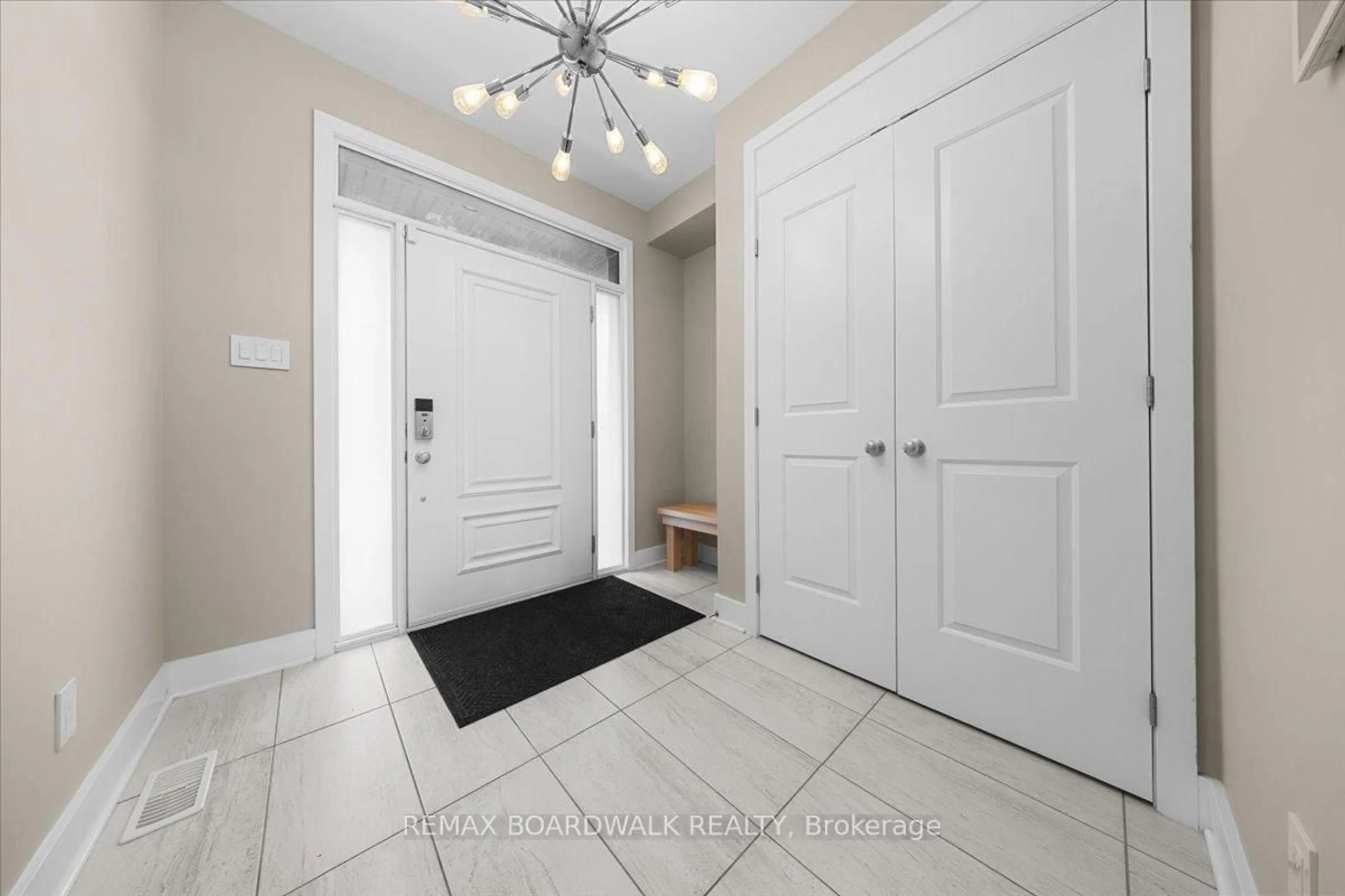 Indoor entryway for 620 Barry Helman Dr, Ottawa Ontario K2J 4S2