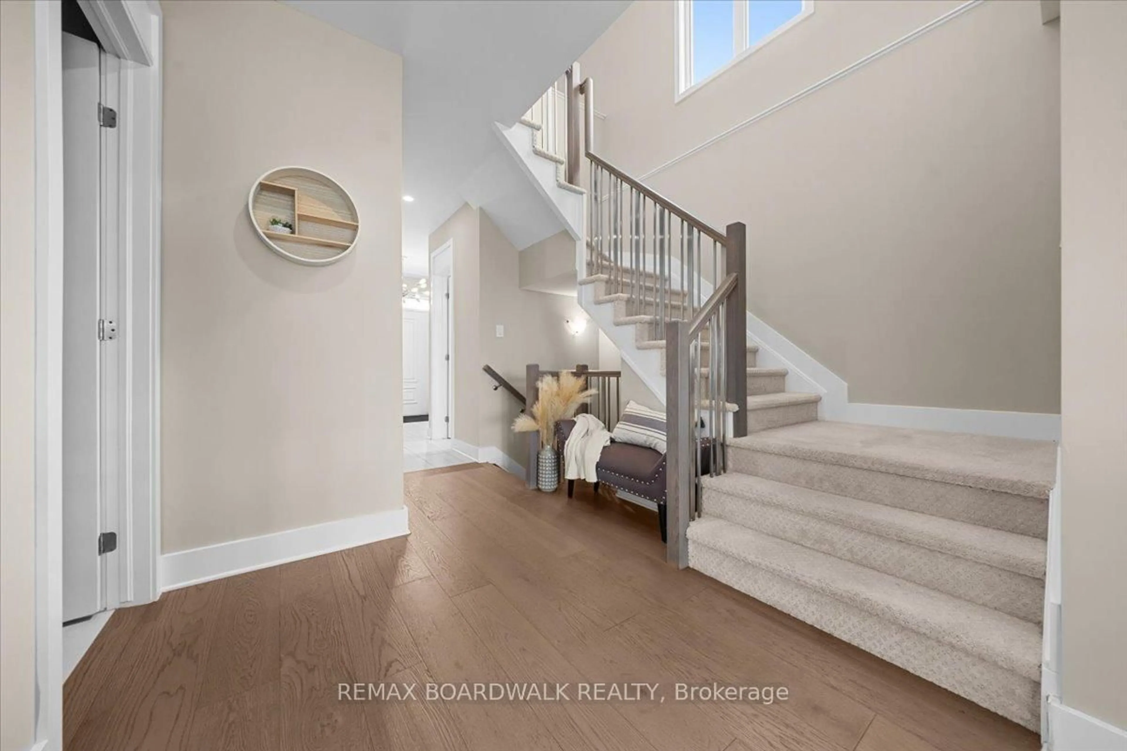 Indoor entryway for 620 Barry Helman Dr, Ottawa Ontario K2J 4S2