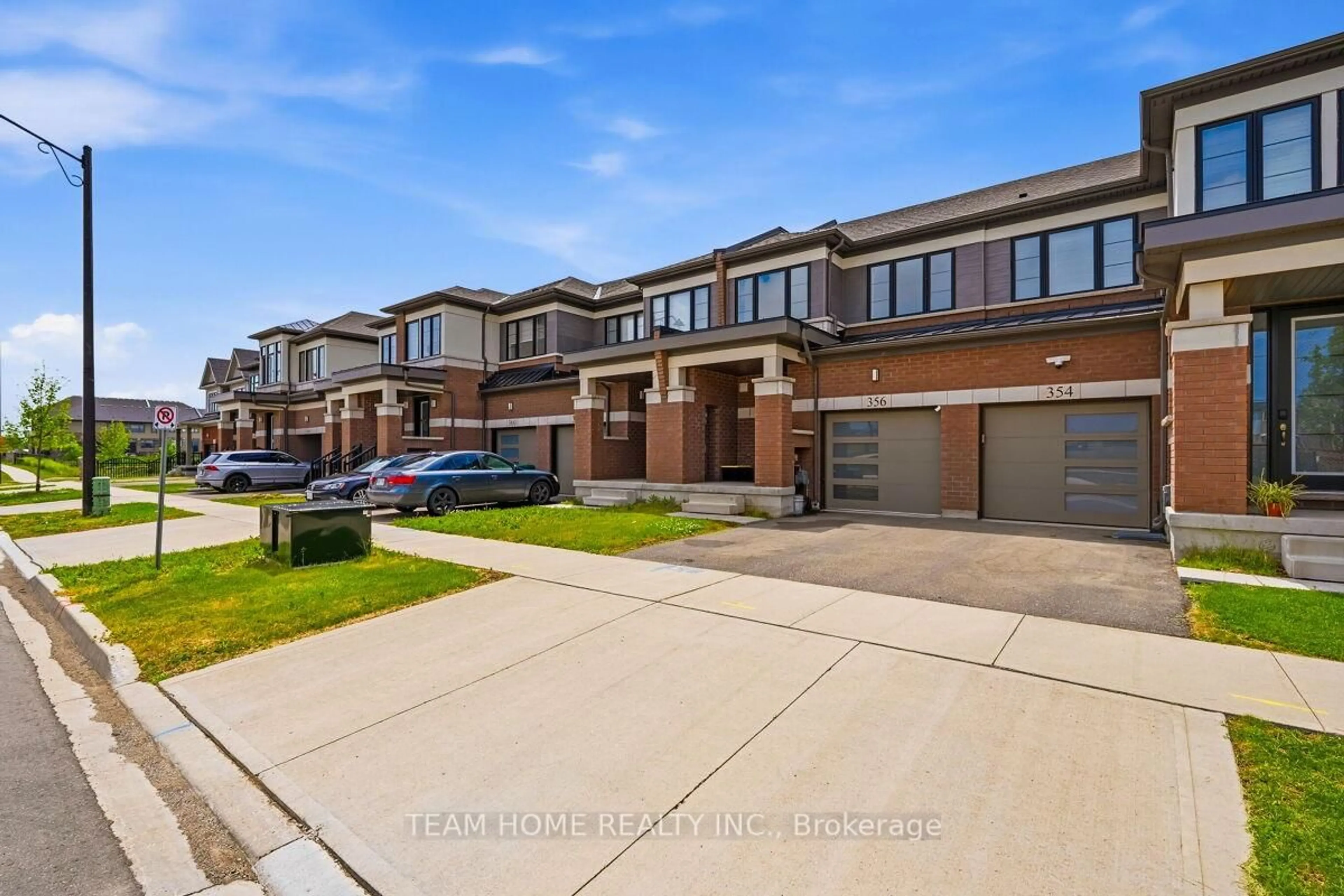 A pic from outside/outdoor area/front of a property/back of a property/a pic from drone, street for 356 Bismark Dr, Cambridge Ontario N1S 0C6