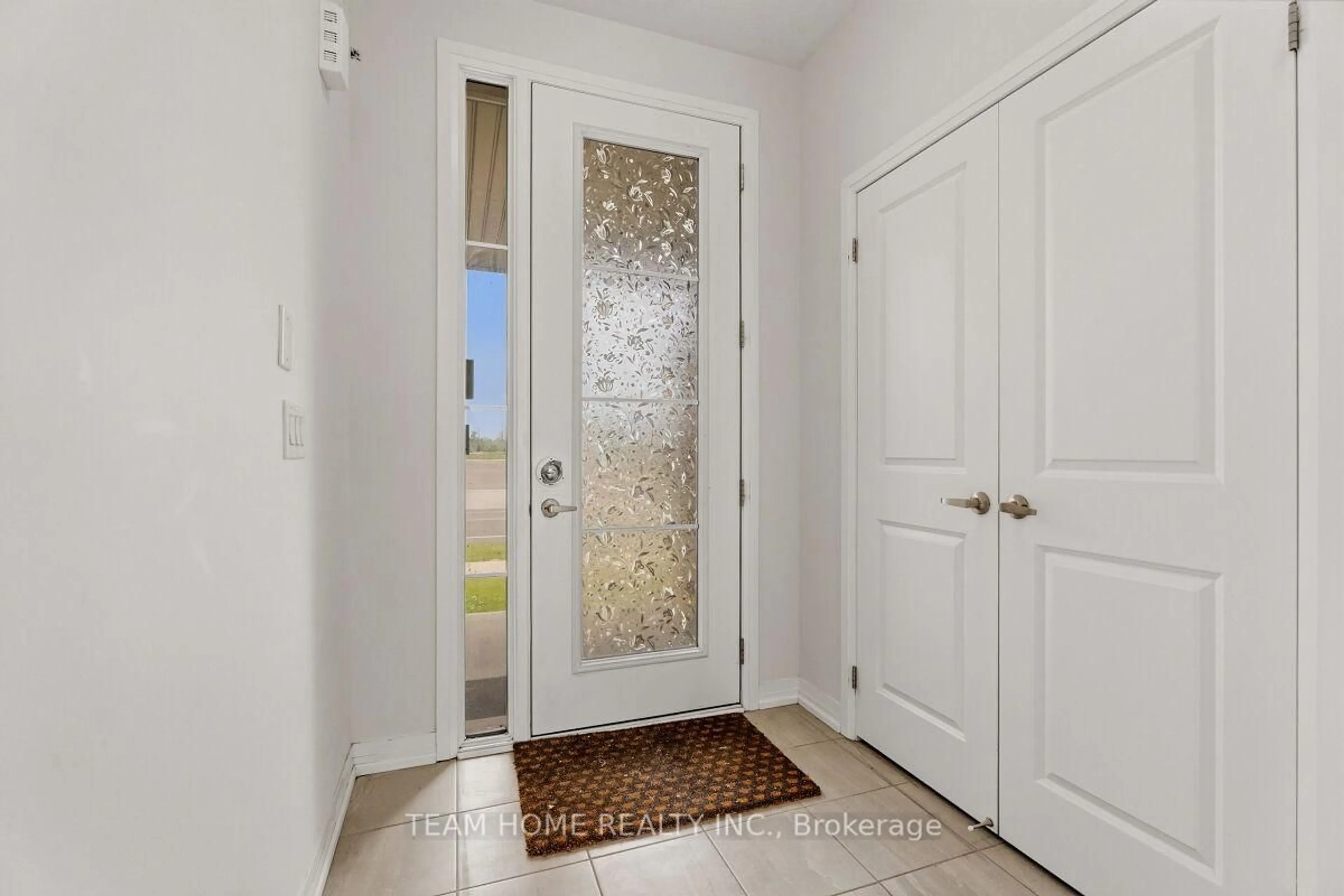 Indoor entryway for 356 Bismark Dr, Cambridge Ontario N1S 0C6