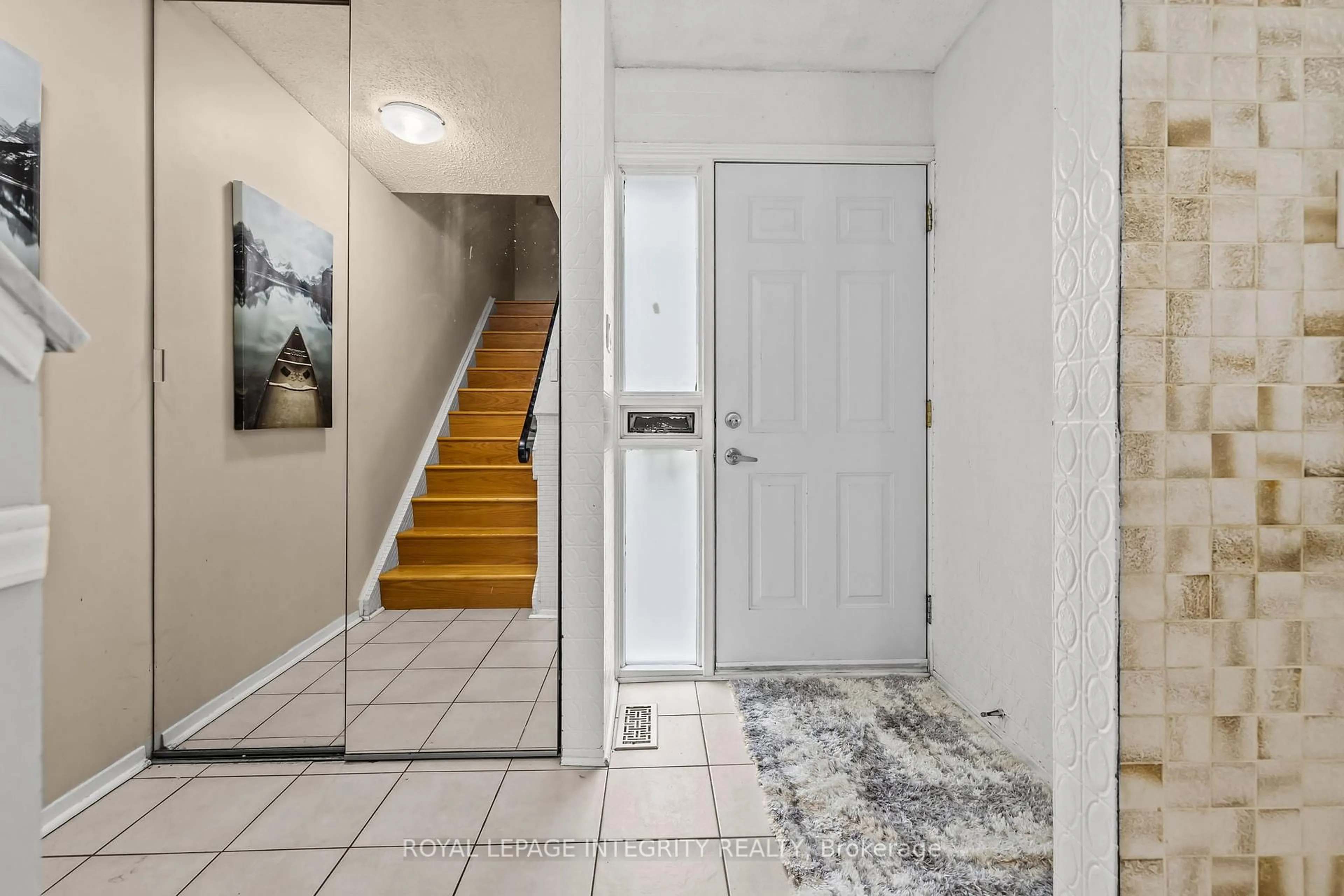 Indoor entryway for 3565 Aladdin Lane, Ottawa Ontario K1T 1E1