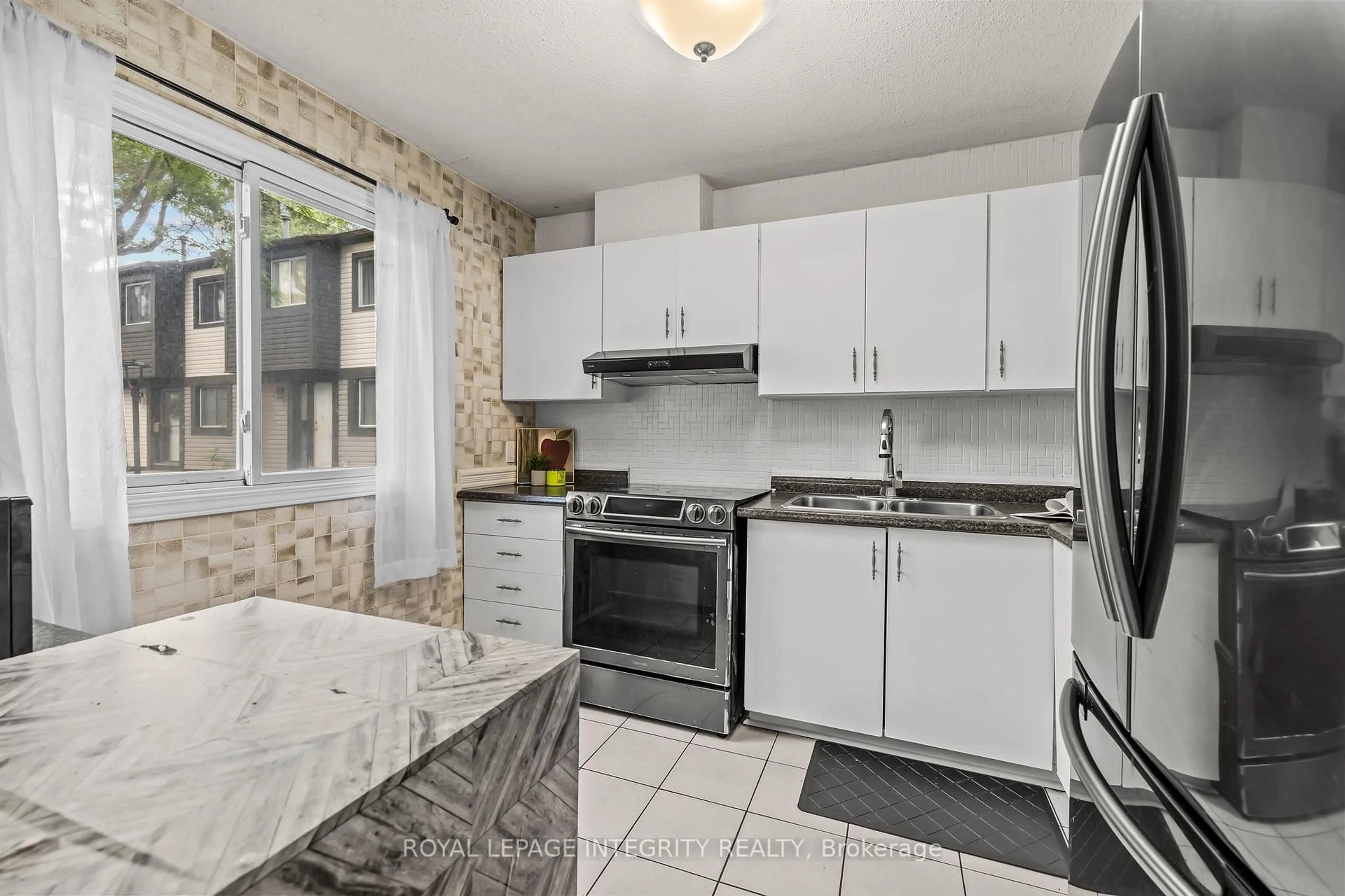 Standard kitchen, ceramic/tile floor for 3565 Aladdin Lane, Ottawa Ontario K1T 1E1