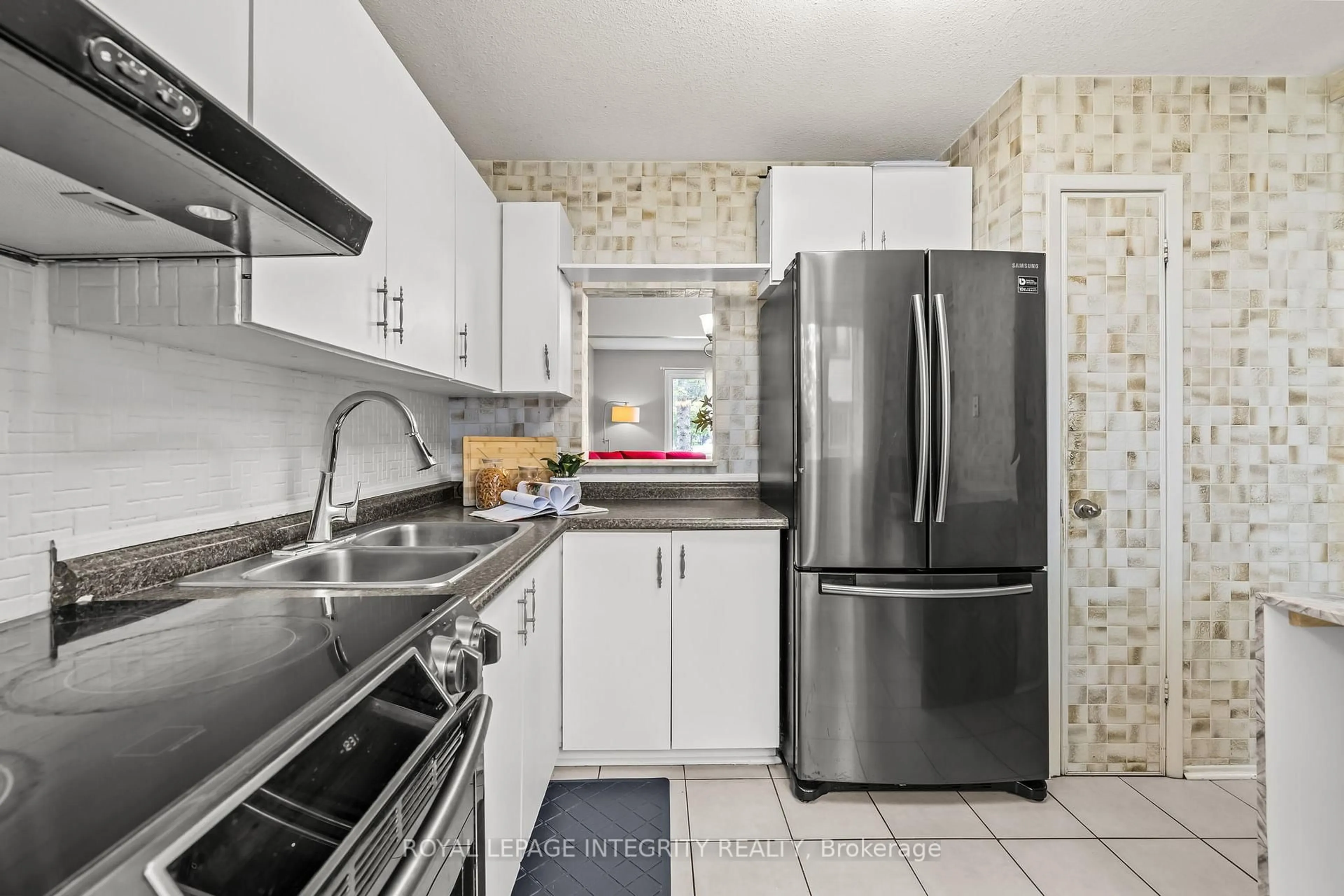 Standard kitchen, ceramic/tile floor for 3565 Aladdin Lane, Ottawa Ontario K1T 1E1