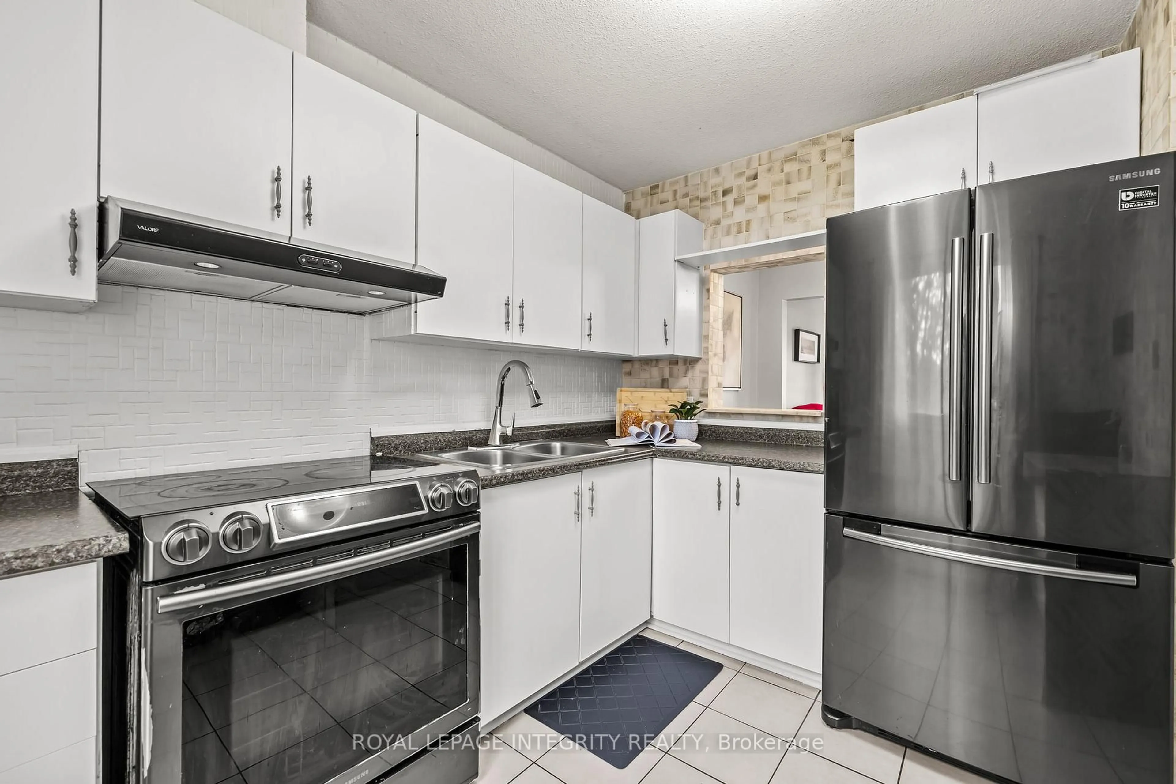 Standard kitchen, unknown for 3565 Aladdin Lane, Ottawa Ontario K1T 1E1