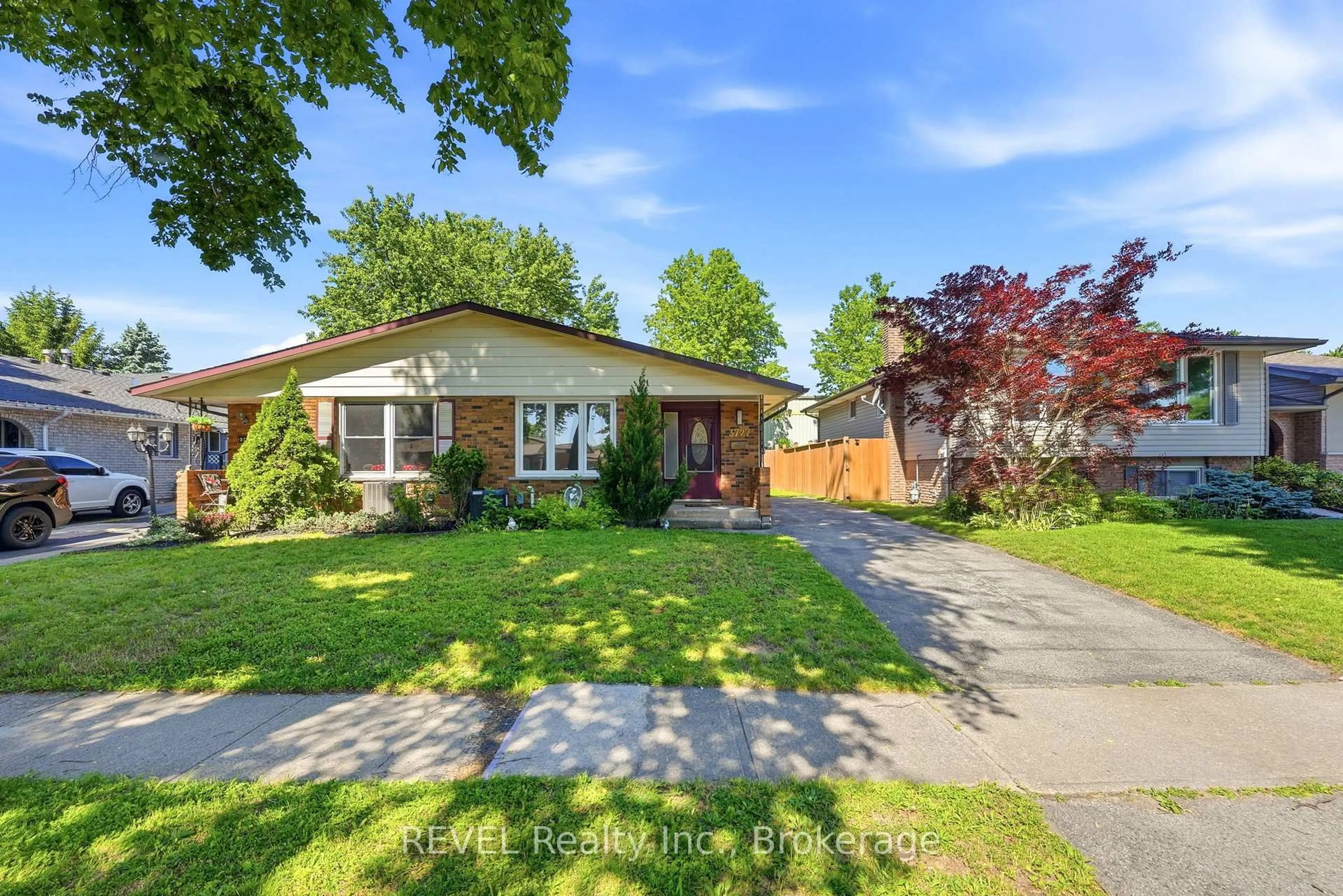 A pic from outside/outdoor area/front of a property/back of a property/a pic from drone, street for 3727 ORLANDO Dr, Niagara Falls Ontario L2J 4B5