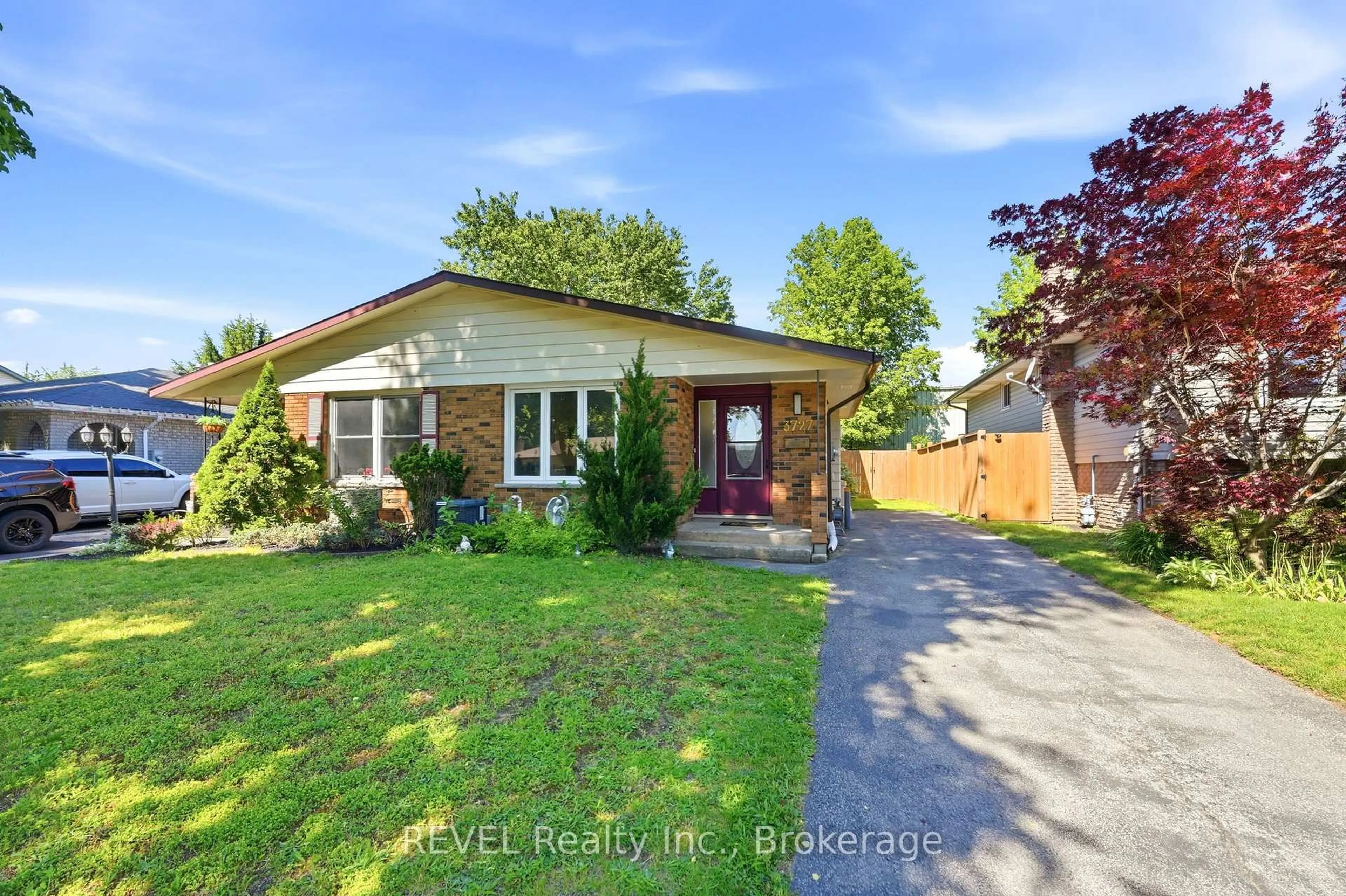 A pic from outside/outdoor area/front of a property/back of a property/a pic from drone, street for 3727 ORLANDO Dr, Niagara Falls Ontario L2J 4B5