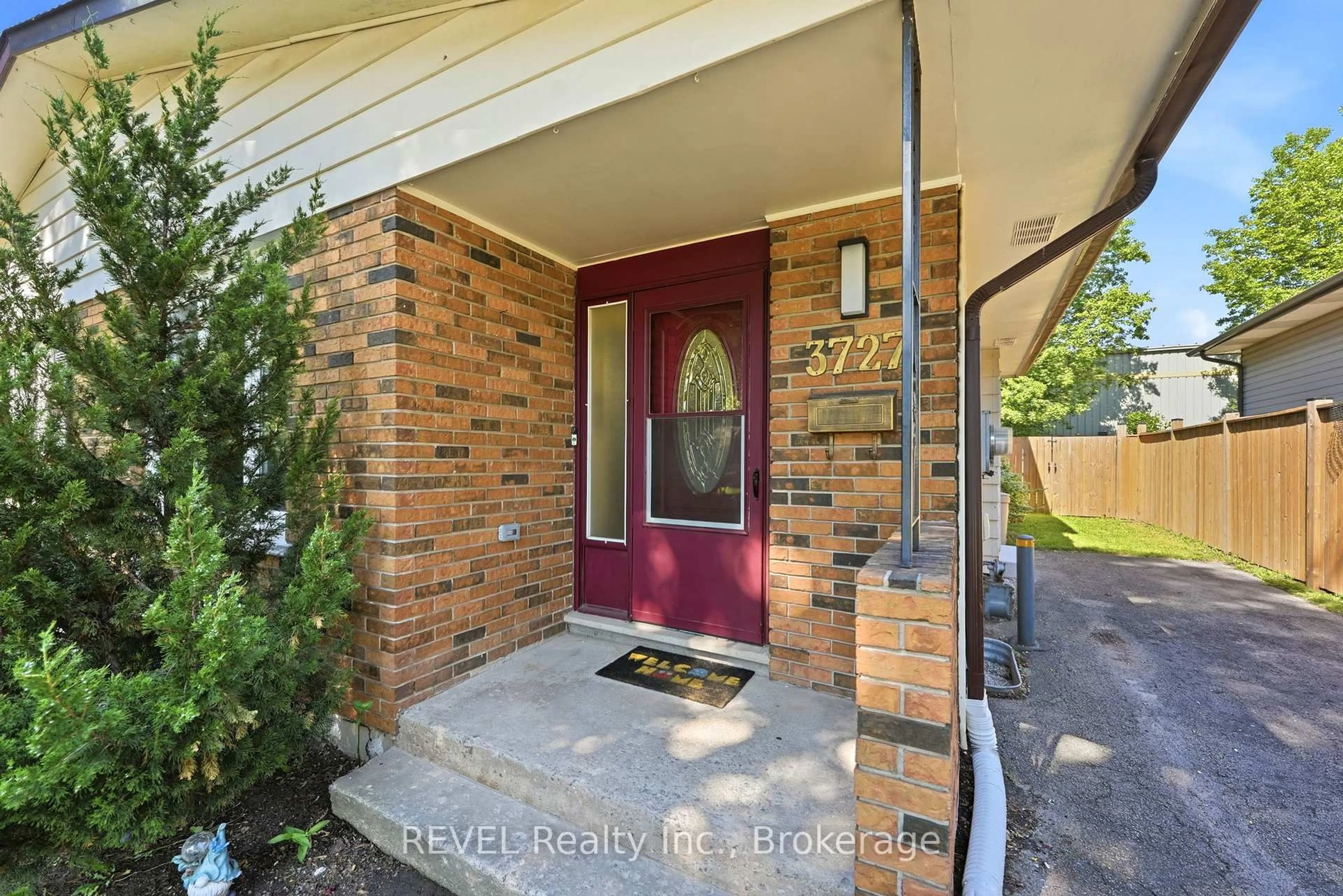 Indoor entryway for 3727 ORLANDO Dr, Niagara Falls Ontario L2J 4B5