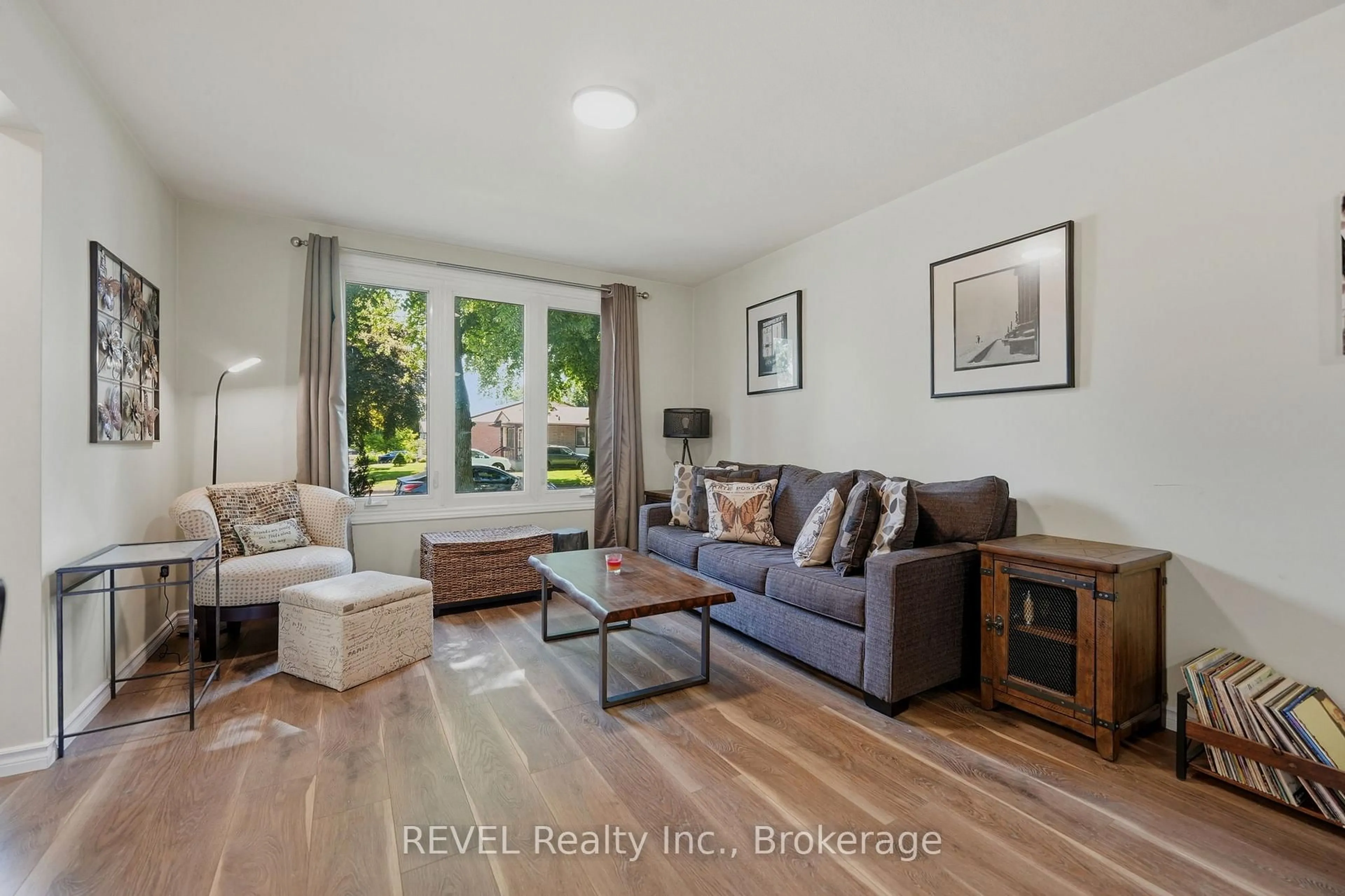 Living room with furniture, wood/laminate floor for 3727 ORLANDO Dr, Niagara Falls Ontario L2J 4B5