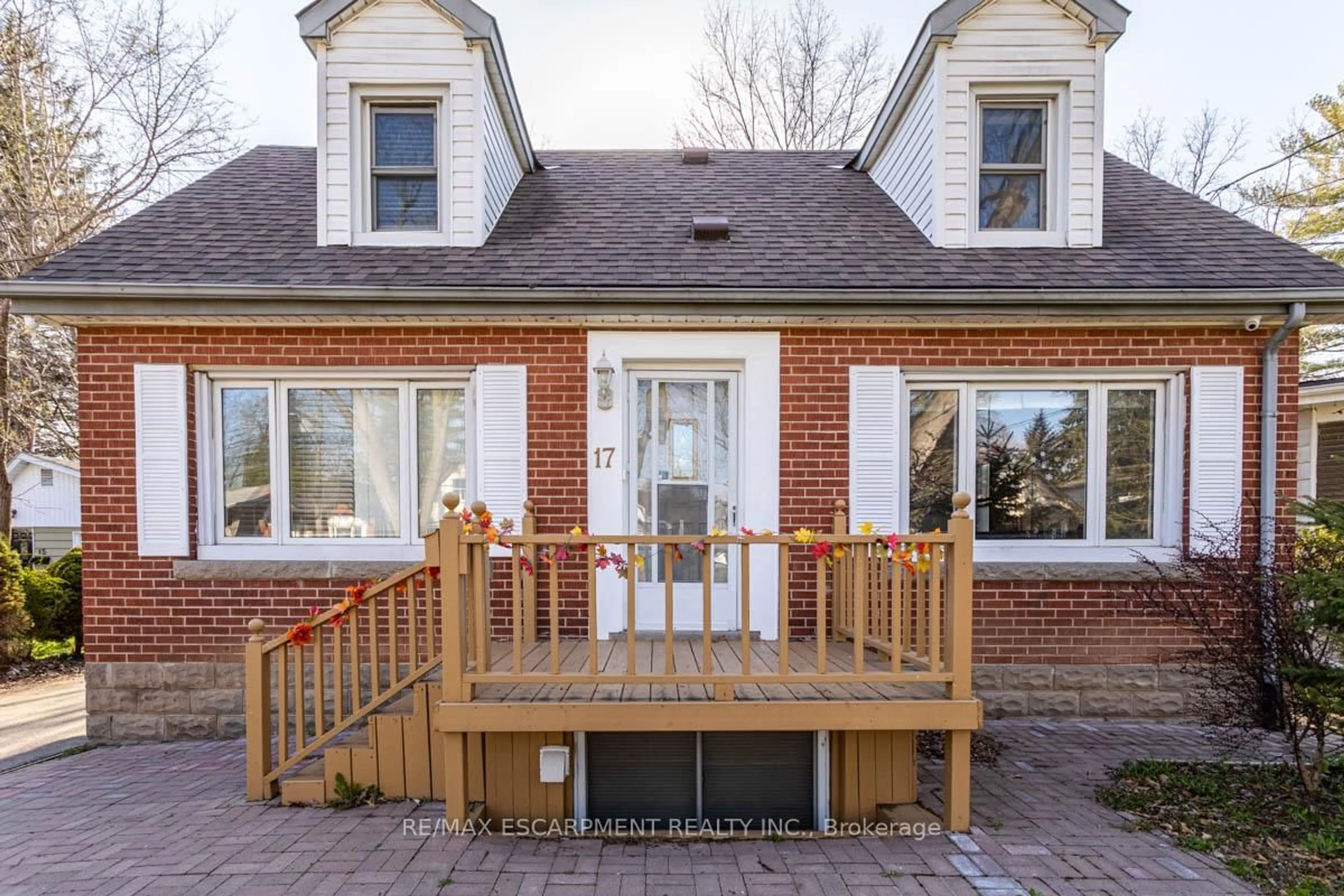 Home with brick exterior material, unknown for 17 Thorndale St, Hamilton Ontario L8S 3K5