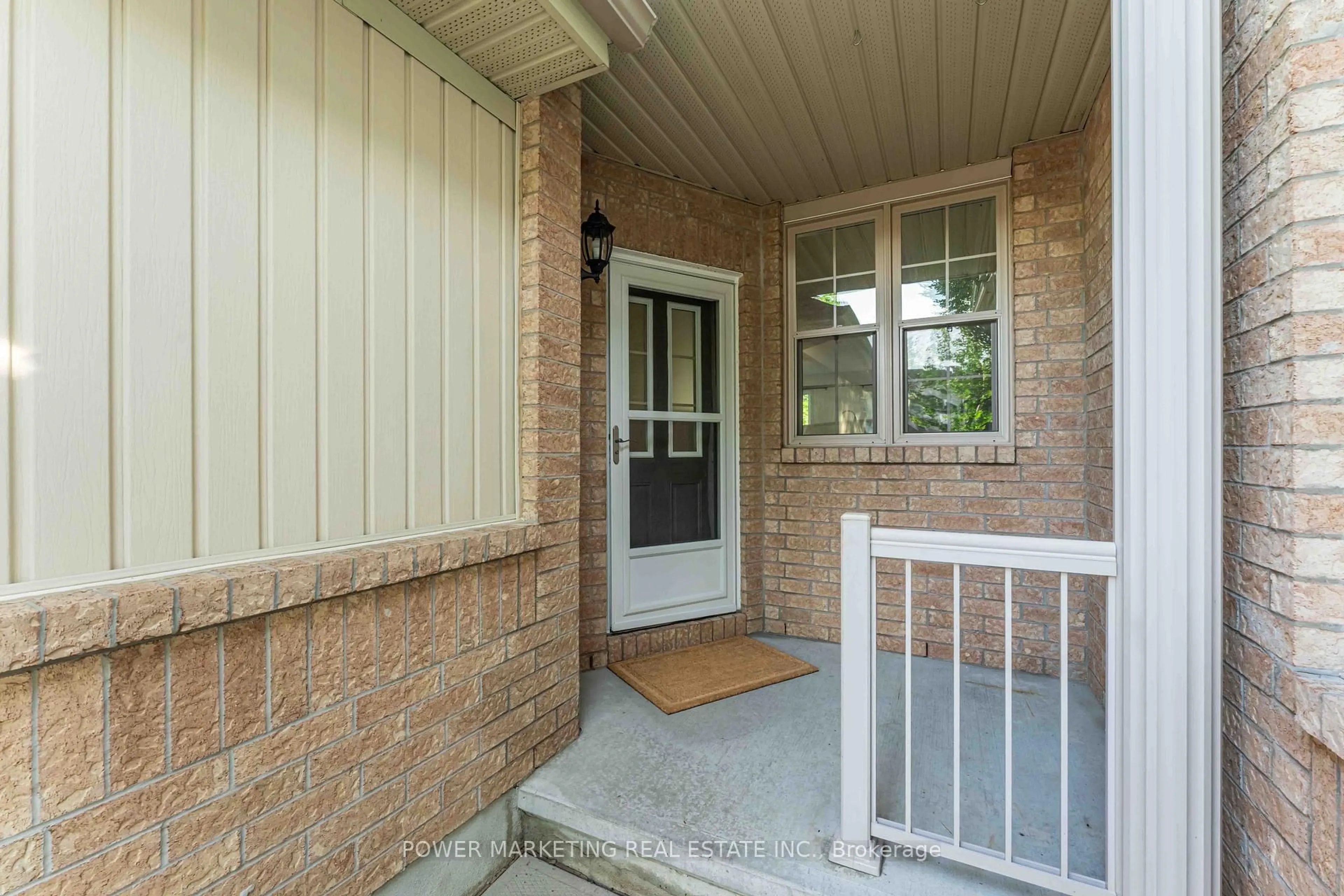 Indoor entryway for 326 Applecross Cres, Ottawa Ontario K2K 0C4