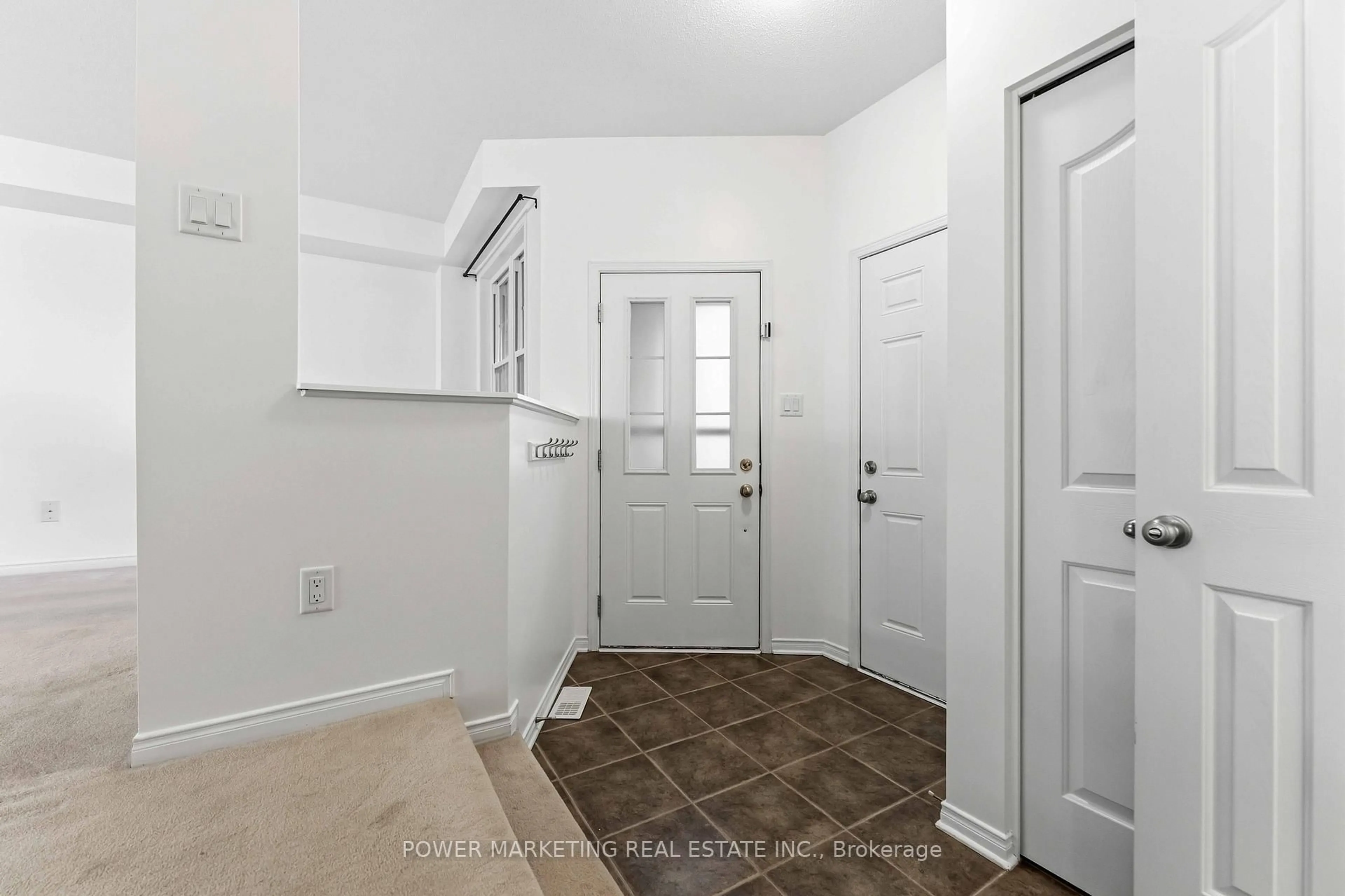 Indoor entryway for 326 Applecross Cres, Ottawa Ontario K2K 0C4