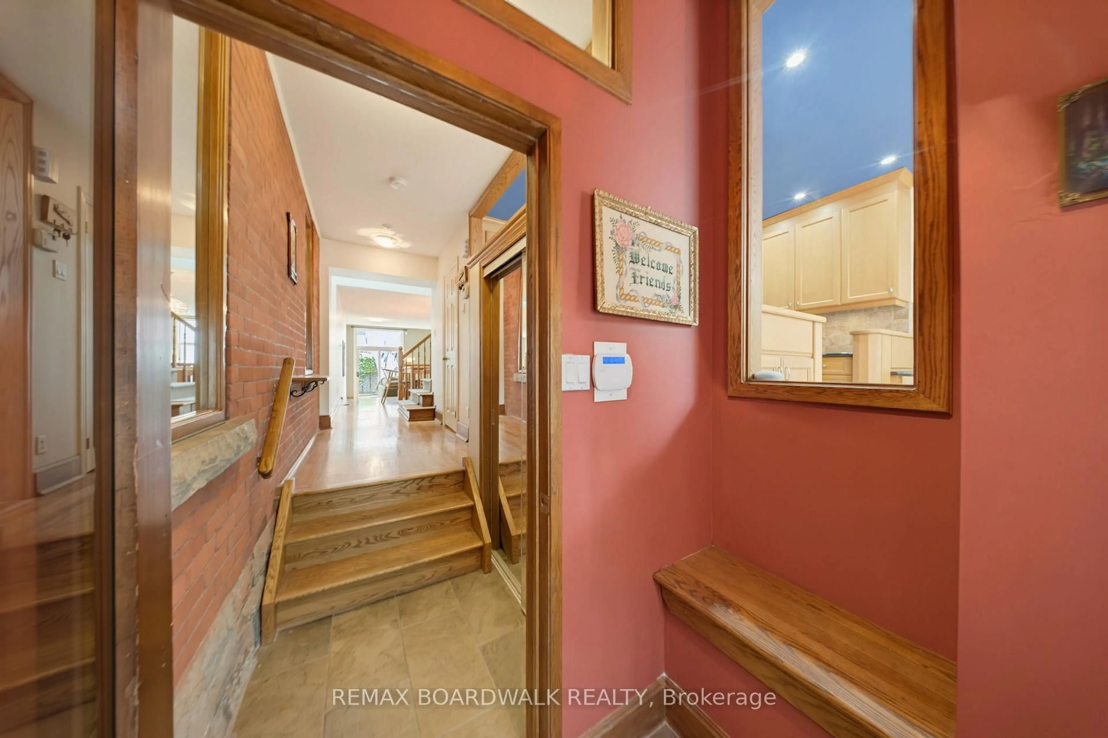 Indoor foyer for 595 Besserer St #B, Ottawa Ontario K1N 6C8