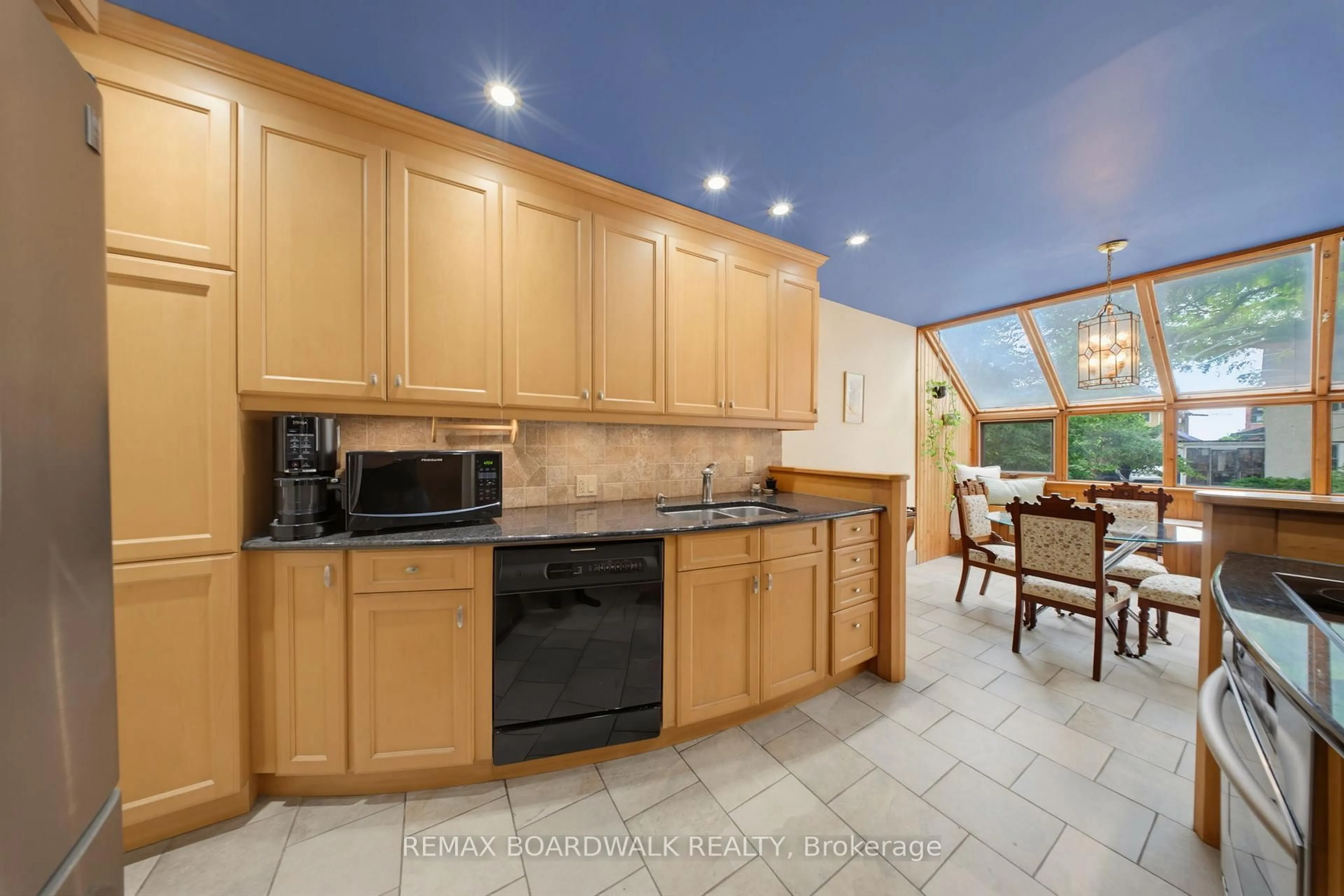 Unknown for 595 Besserer St #B, Ottawa Ontario K1N 6C8