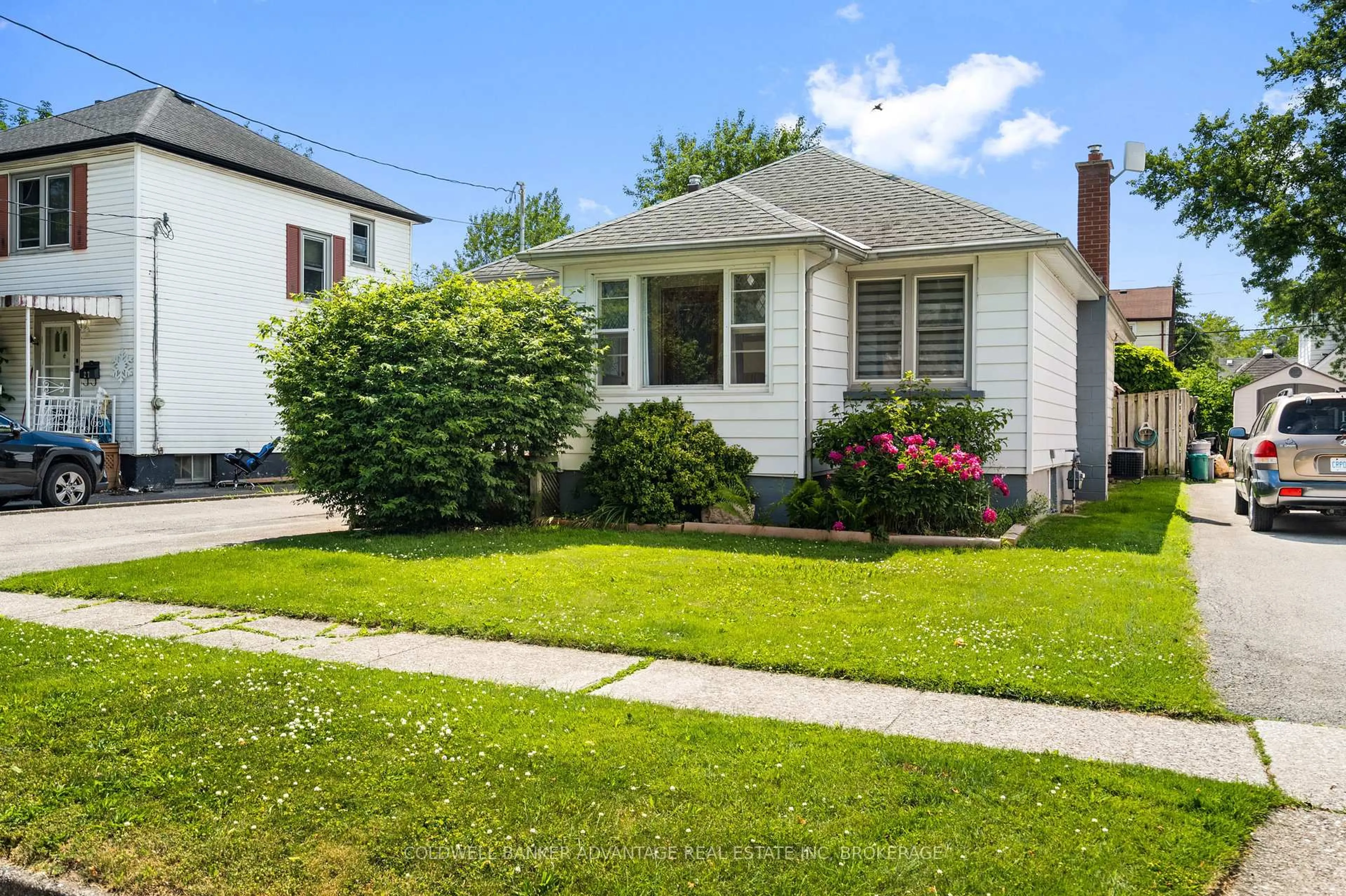 Home with vinyl exterior material, street for 25 Lyons Ave, Welland Ontario L3B 1L8