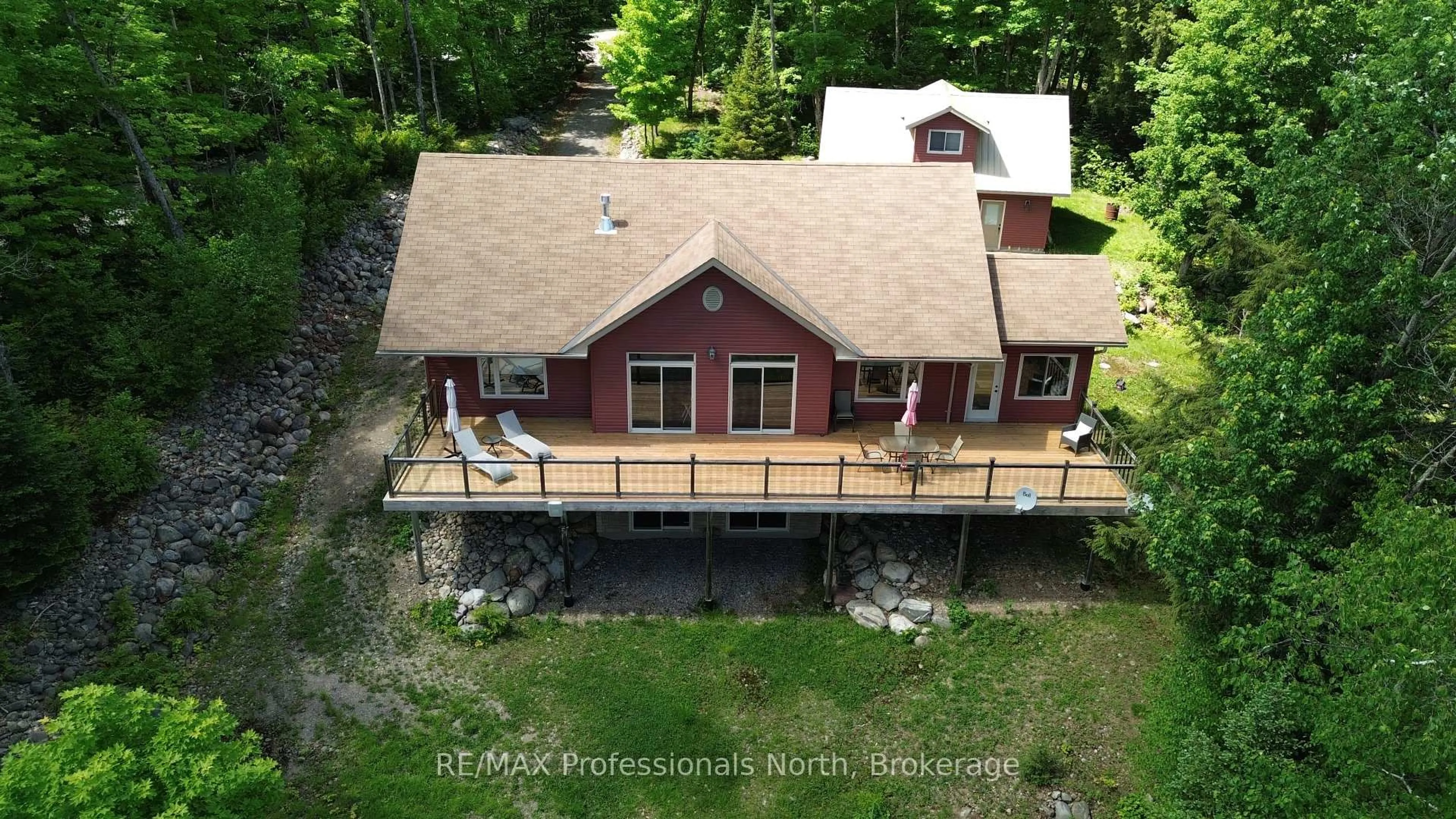 A pic from outside/outdoor area/front of a property/back of a property/a pic from drone, water/lake/river/ocean view for 98 Lynx Dr, Kearney Ontario P0A 1M0
