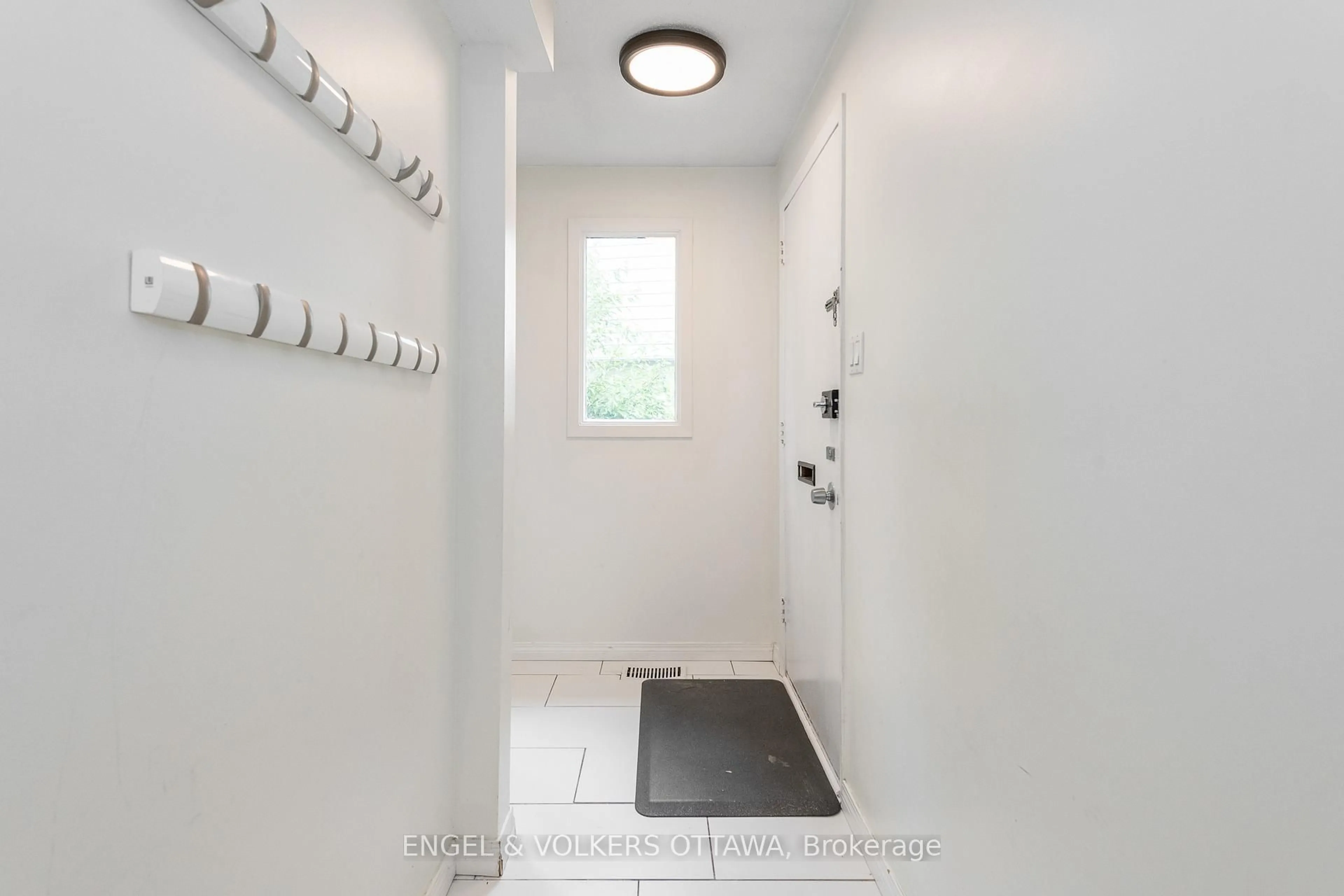 Indoor entryway for 75 Woodfield Dr, Ottawa Ontario K2G 0A1