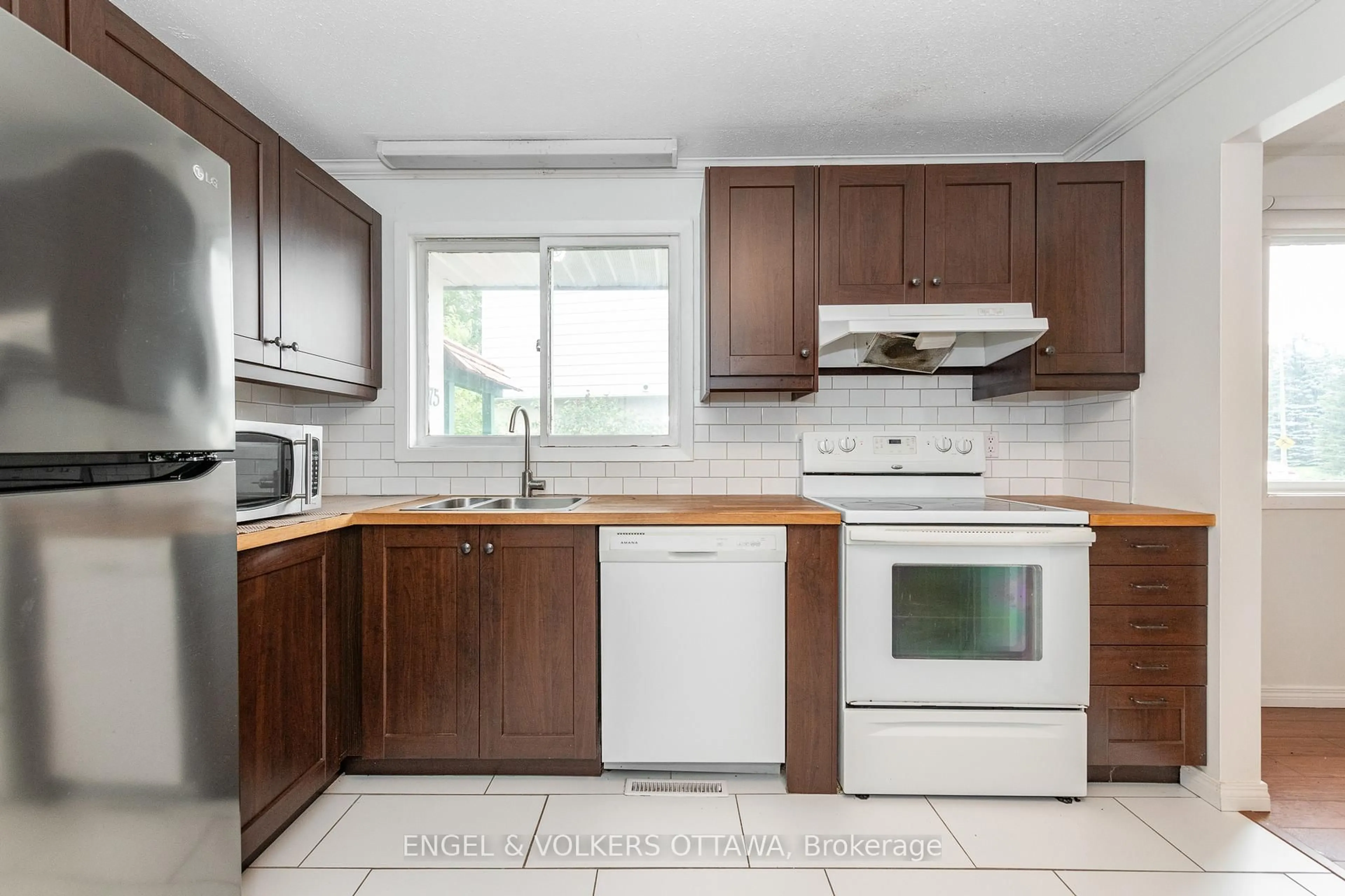 Standard kitchen, unknown for 75 Woodfield Dr, Ottawa Ontario K2G 0A1