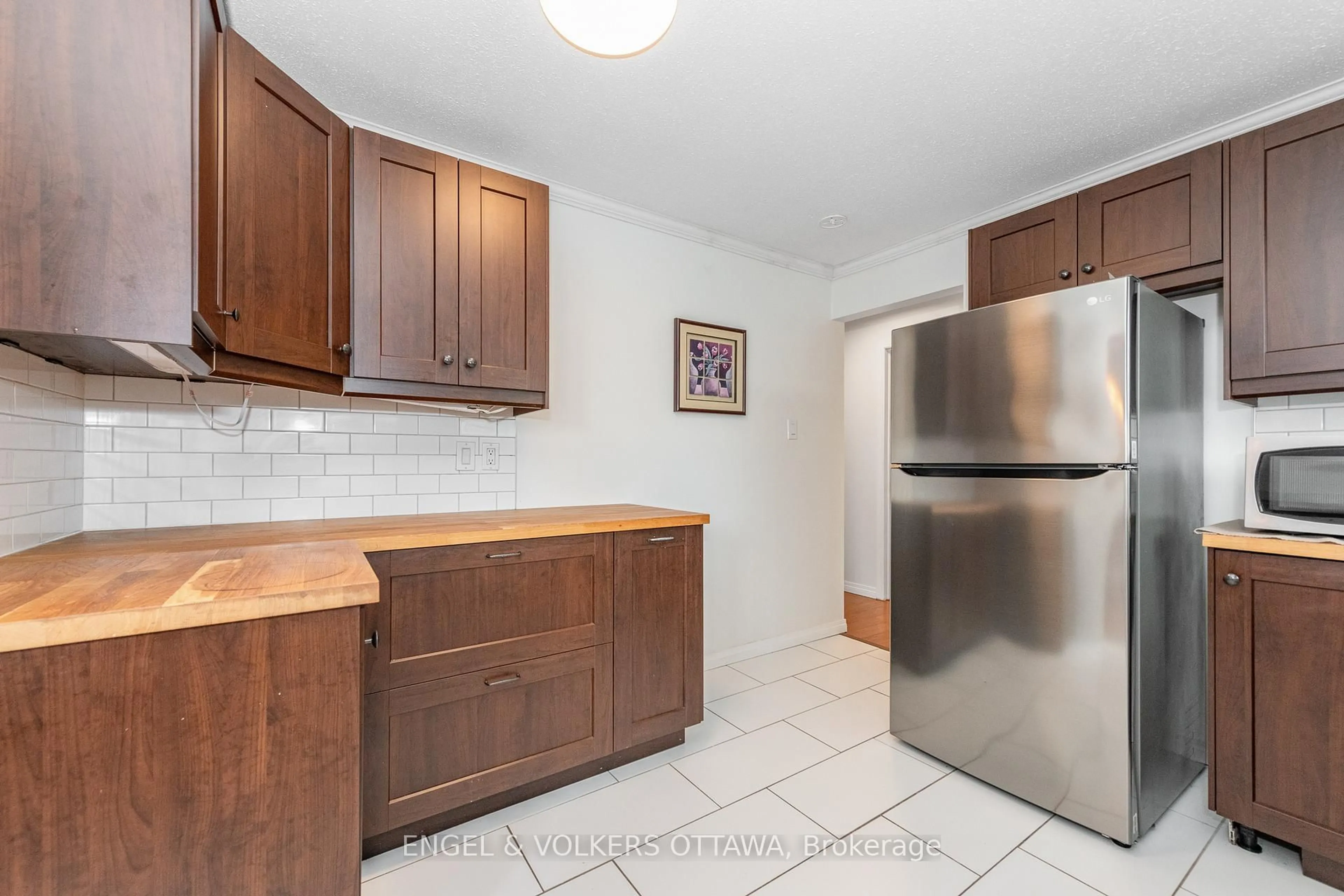 Standard kitchen, ceramic/tile floor for 75 Woodfield Dr, Ottawa Ontario K2G 0A1