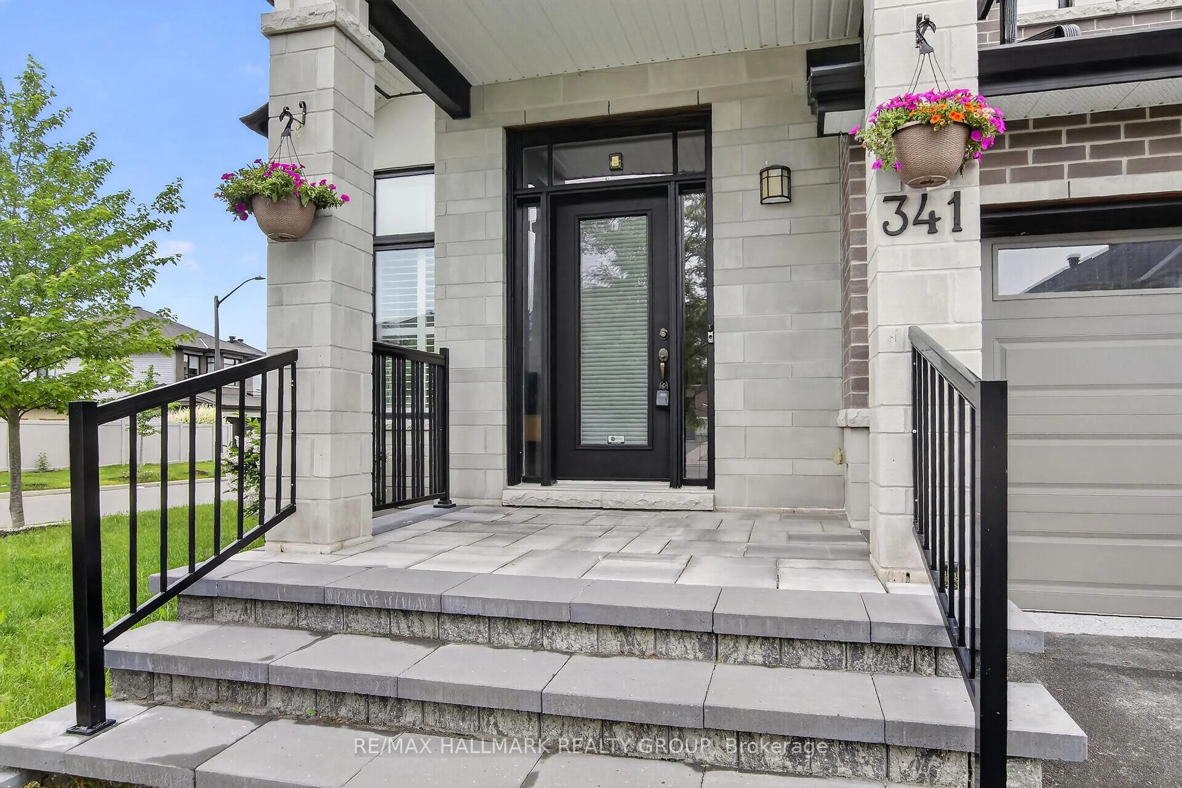 Indoor entryway for 341 Serenade Cres, Ottawa Ontario K1X 0B9
