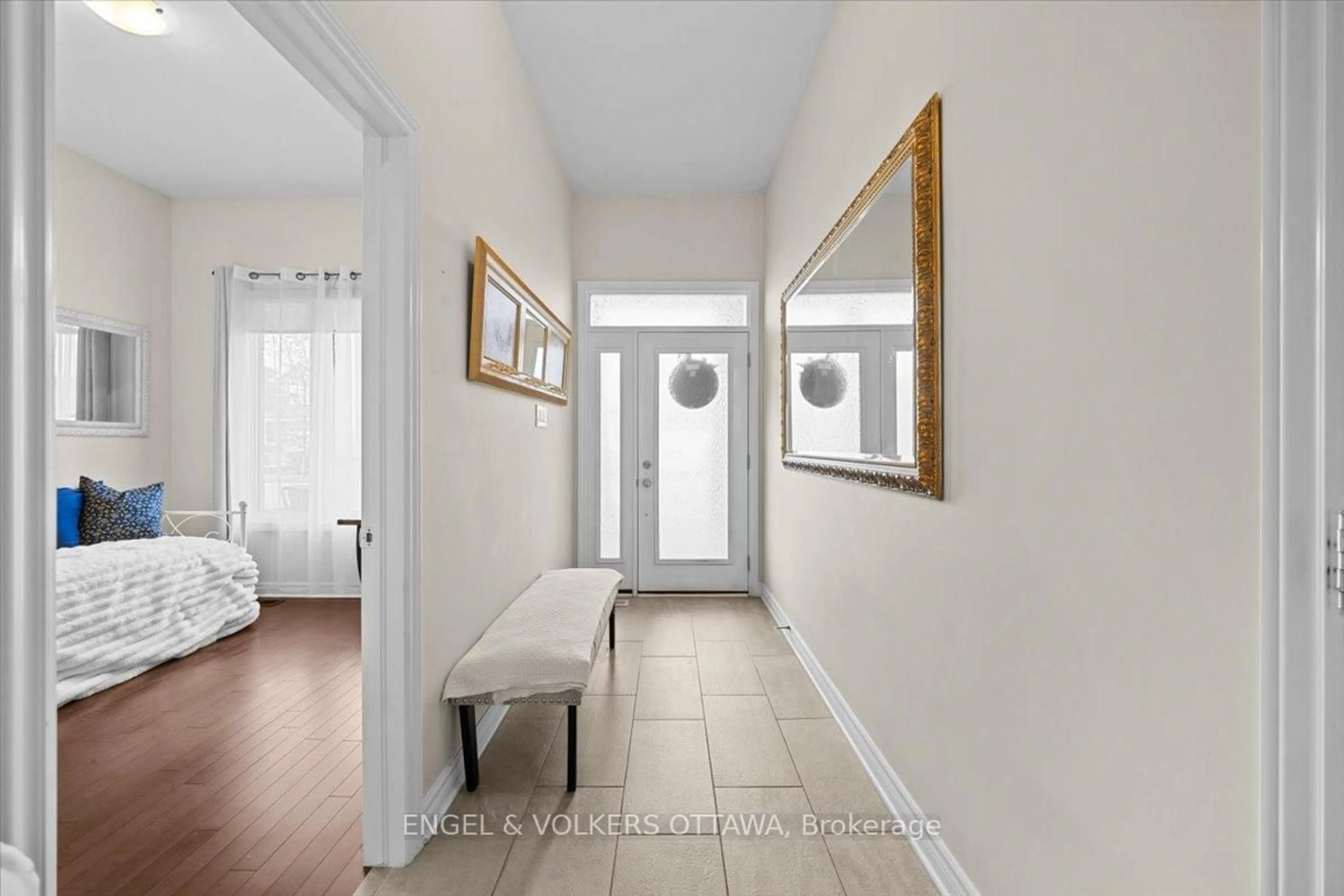 Indoor entryway for 629 Bruxelles St, Russell Ontario K0A 1W0