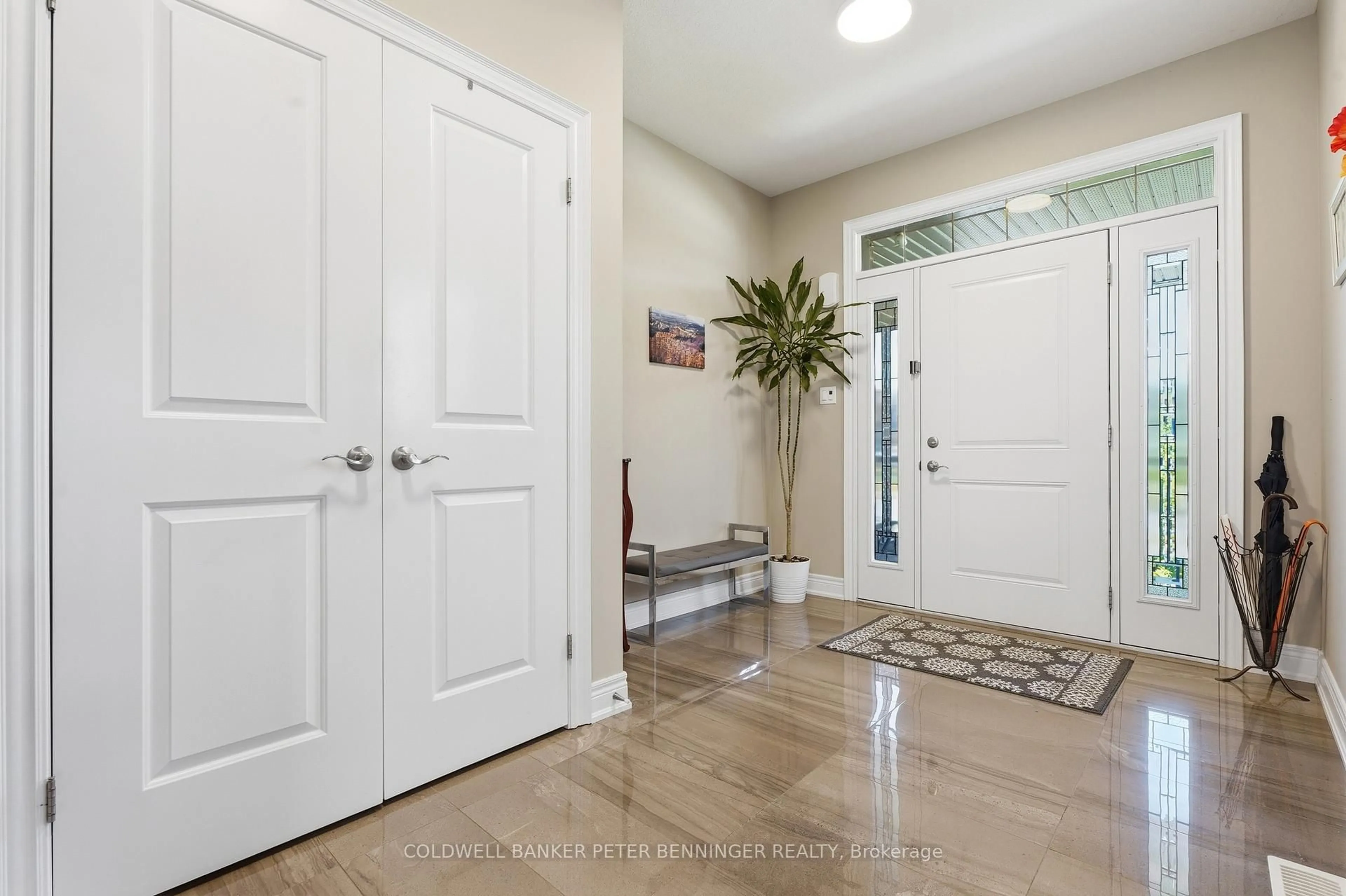 Indoor entryway for 308 CARRIAGE Way, Waterloo Ontario N2K 0C2