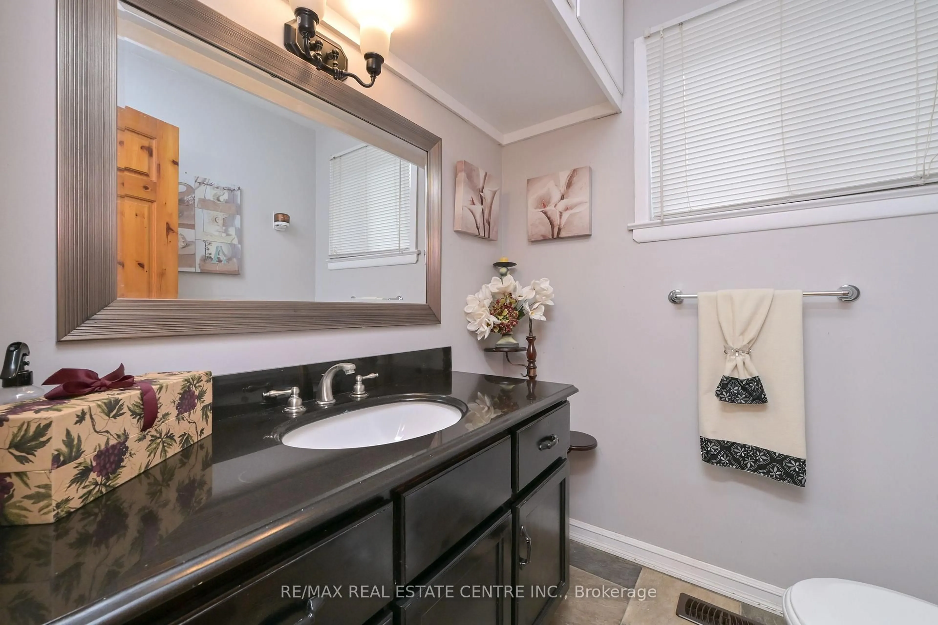 Contemporary bathroom, ceramic/tile floor for 518325 County Rd 124 Rd, Melancthon Ontario L9C 1W1