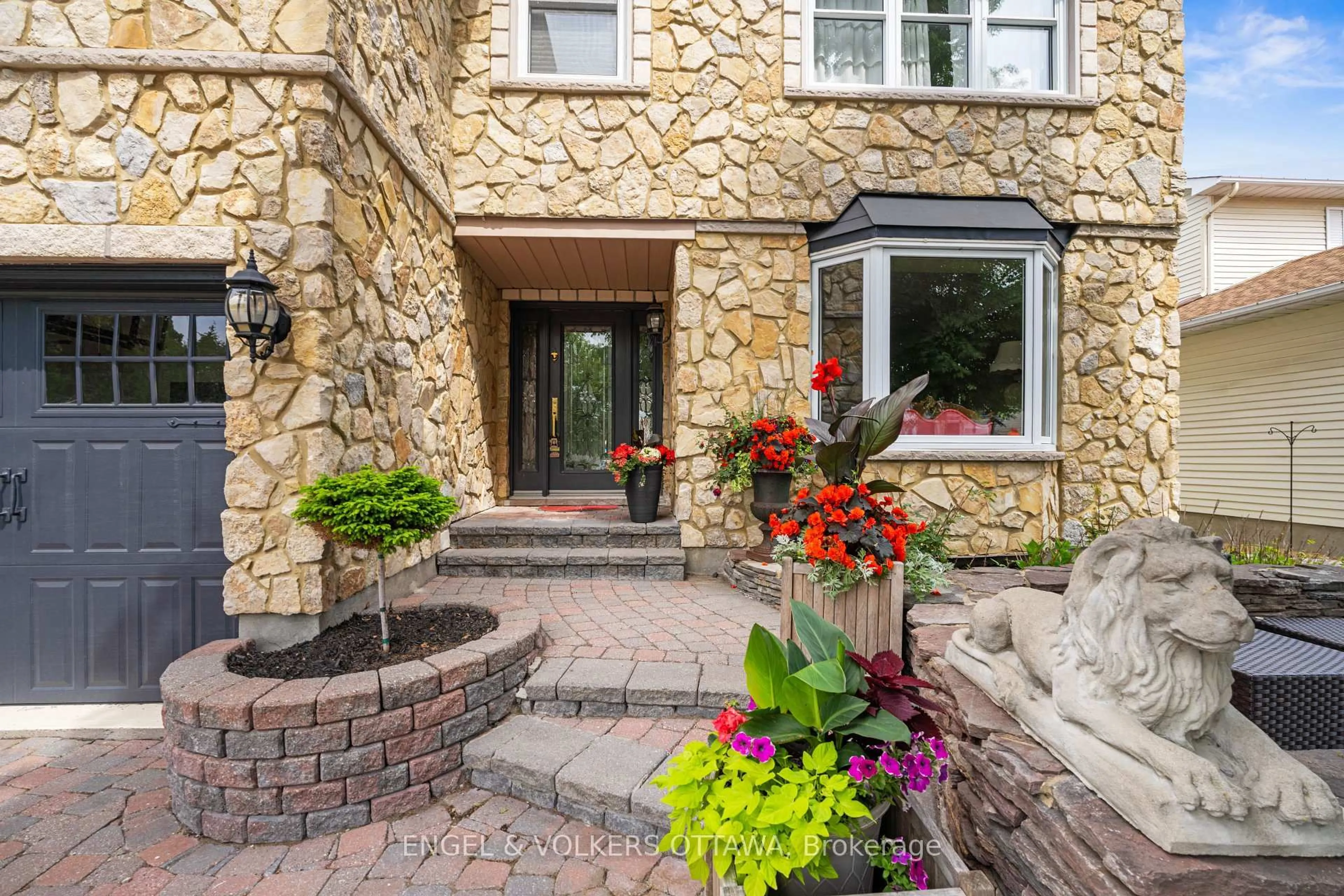 Patio, street for 563 Merkley Dr, Ottawa Ontario K4A 1V9