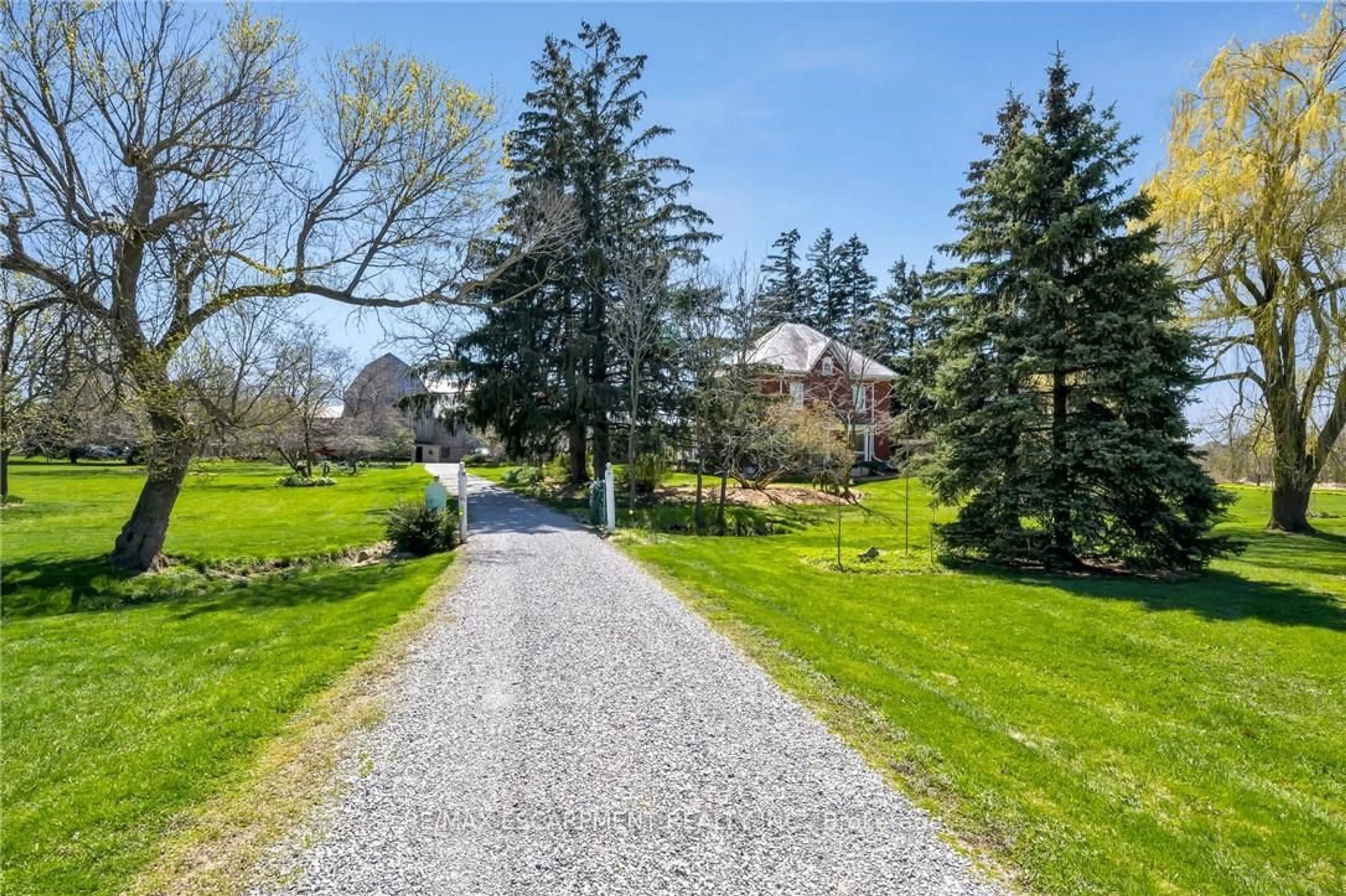 A pic from outside/outdoor area/front of a property/back of a property/a pic from drone, street for 420 Ridge Rd, Hamilton Ontario L8J 2Y5