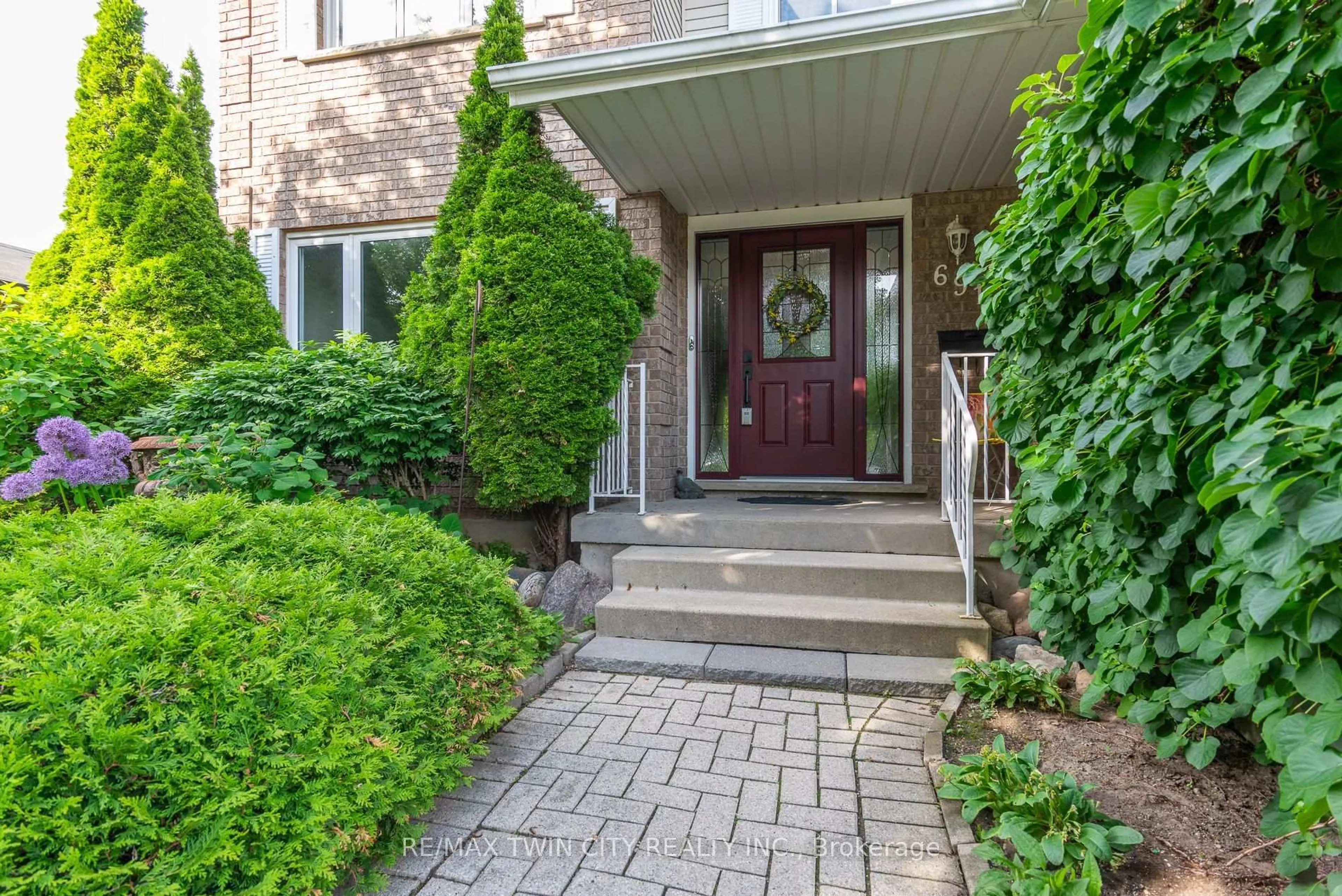 Indoor entryway for 691 Westheights Dr, Kitchener Ontario N2N 2Z6