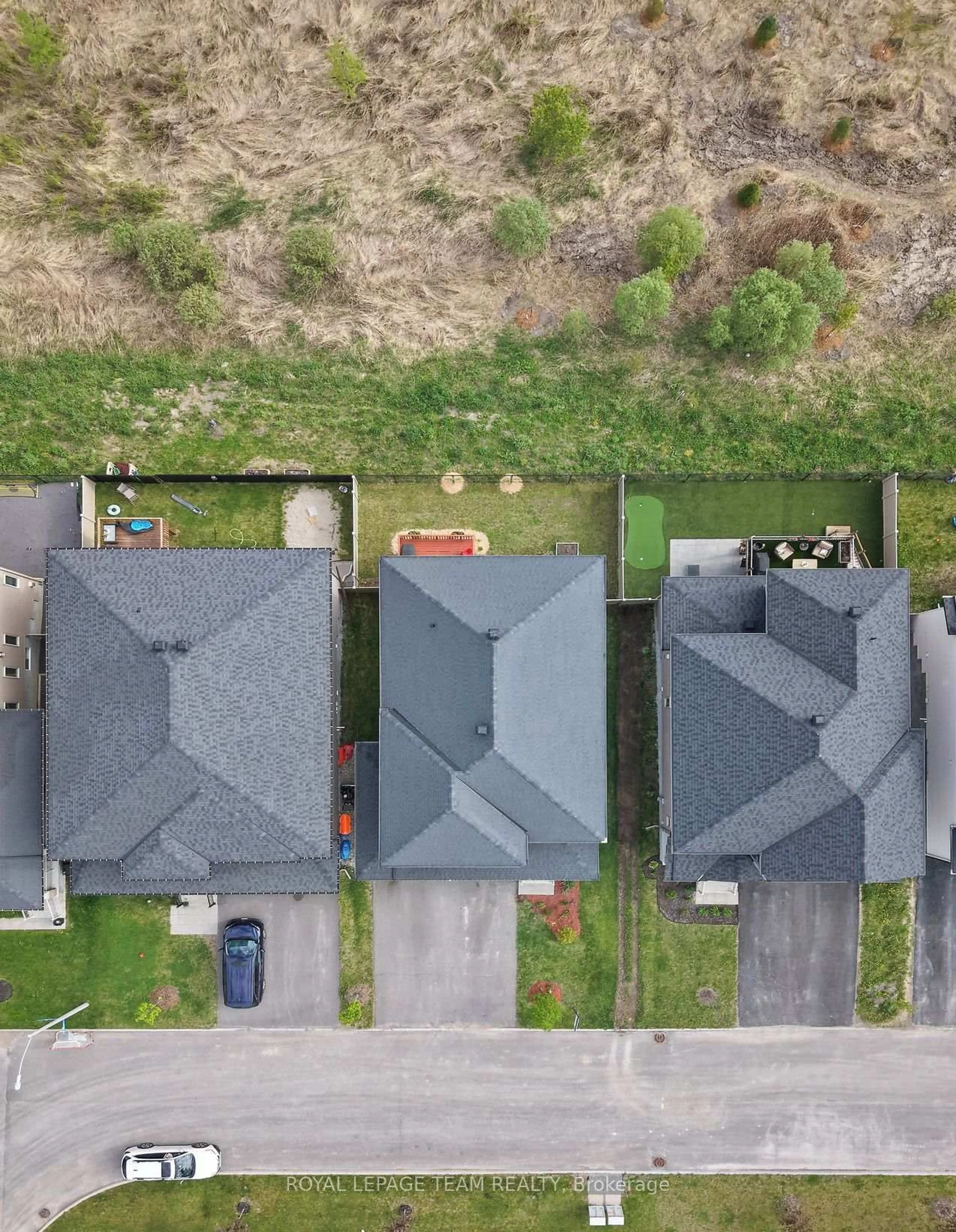 A pic from outside/outdoor area/front of a property/back of a property/a pic from drone, street for 154 Winterhaven Dr, Orleans Ontario K1W 0P1