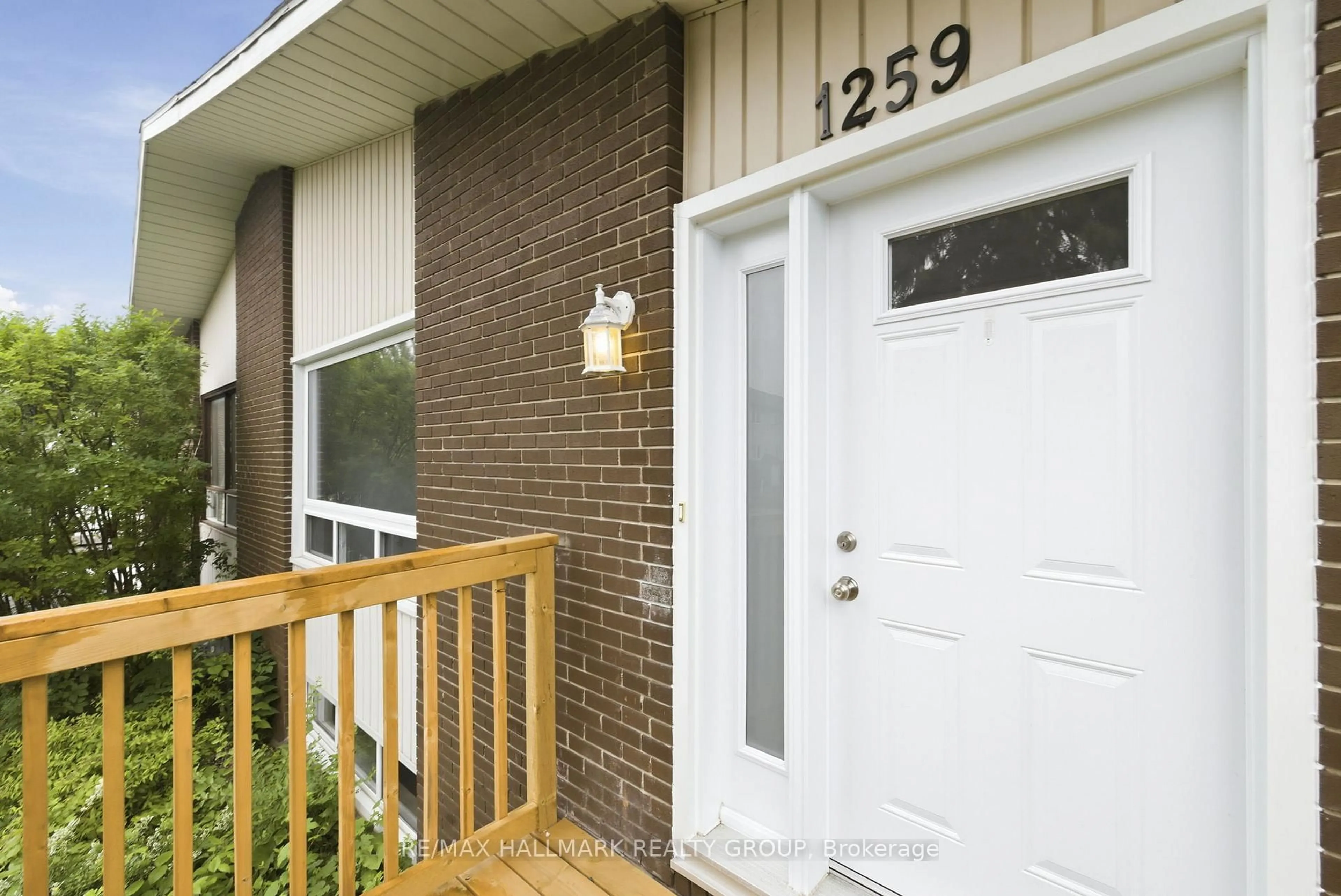 Indoor entryway for 1259 Marenger St, Orleans Ontario K1C 1S1