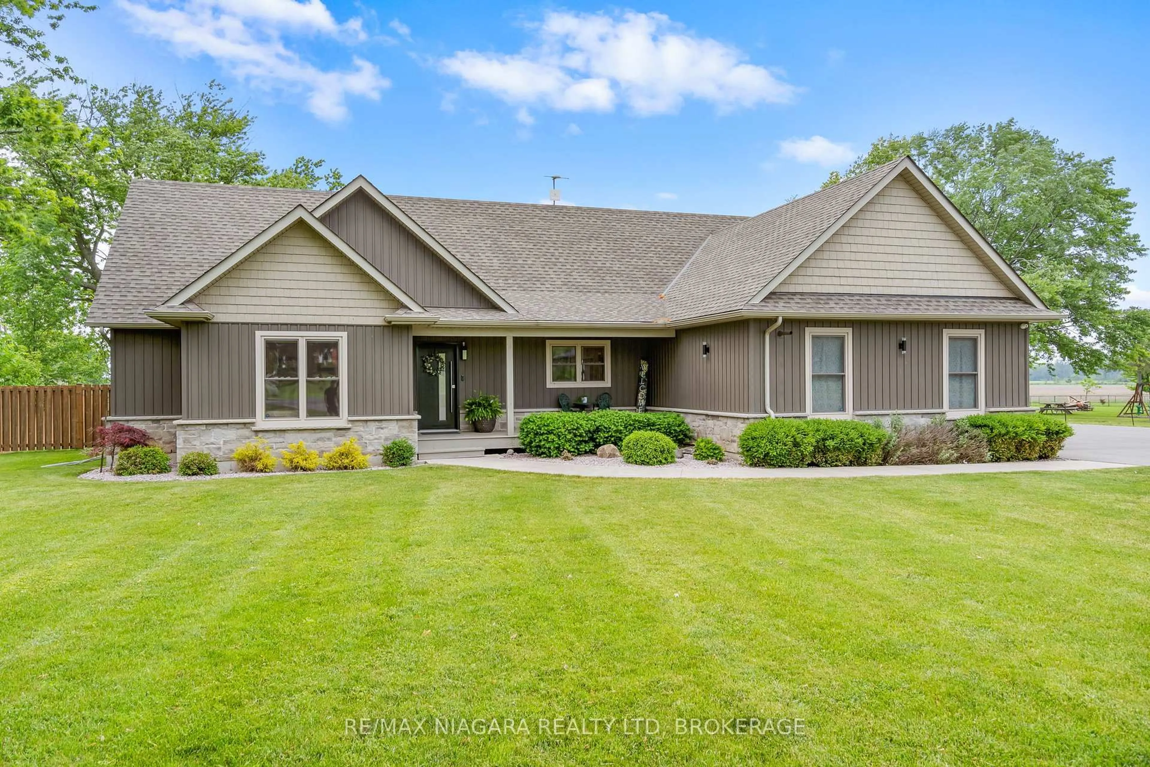 Home with vinyl exterior material, water/lake/river/ocean view for 11558 Hwy 3, Wainfleet Ontario L0S 1V0