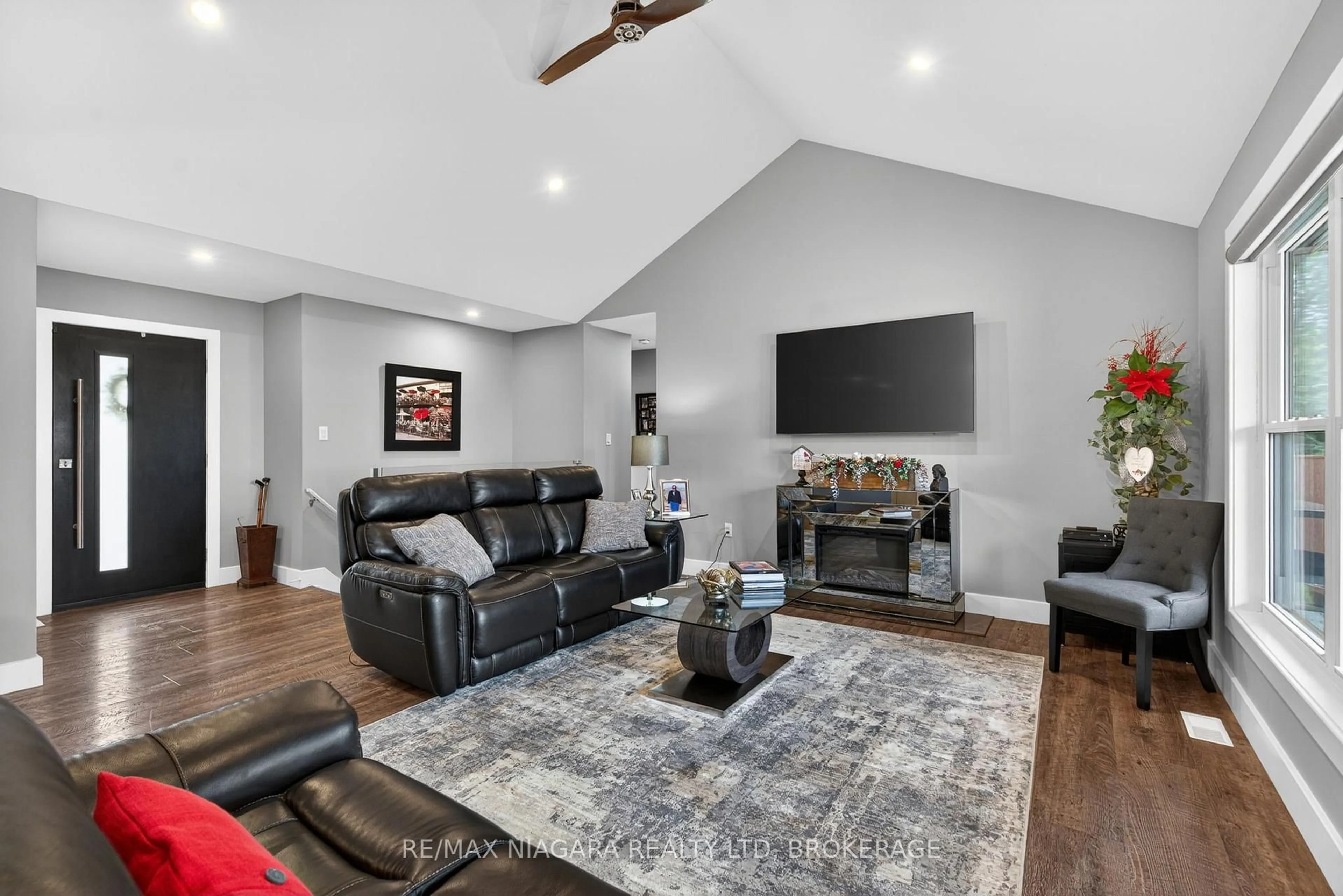 Living room with furniture, unknown for 11558 Hwy 3, Wainfleet Ontario L0S 1V0