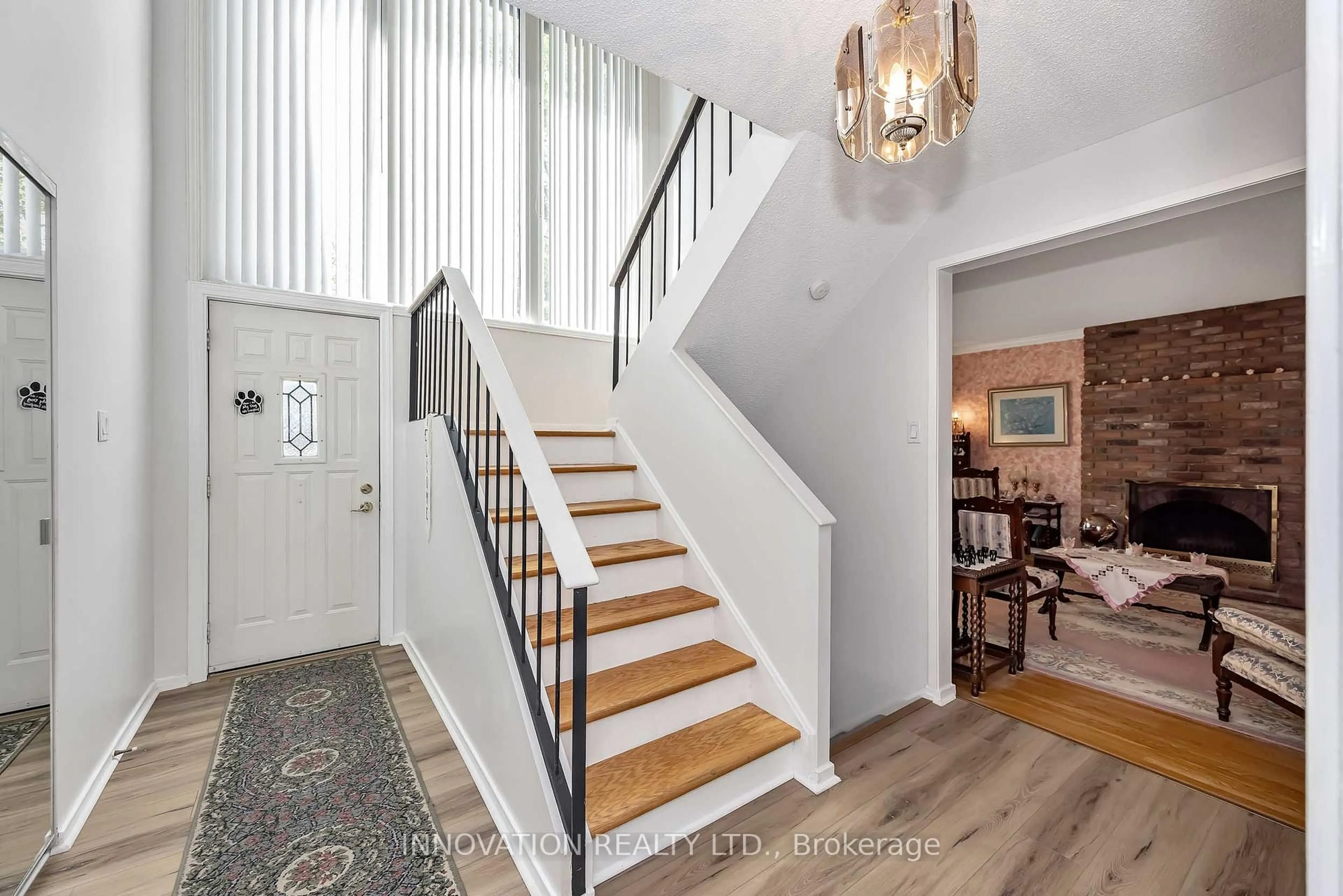 Indoor entryway for 8 Sandwell Cres, Ottawa Ontario K2K 1V3