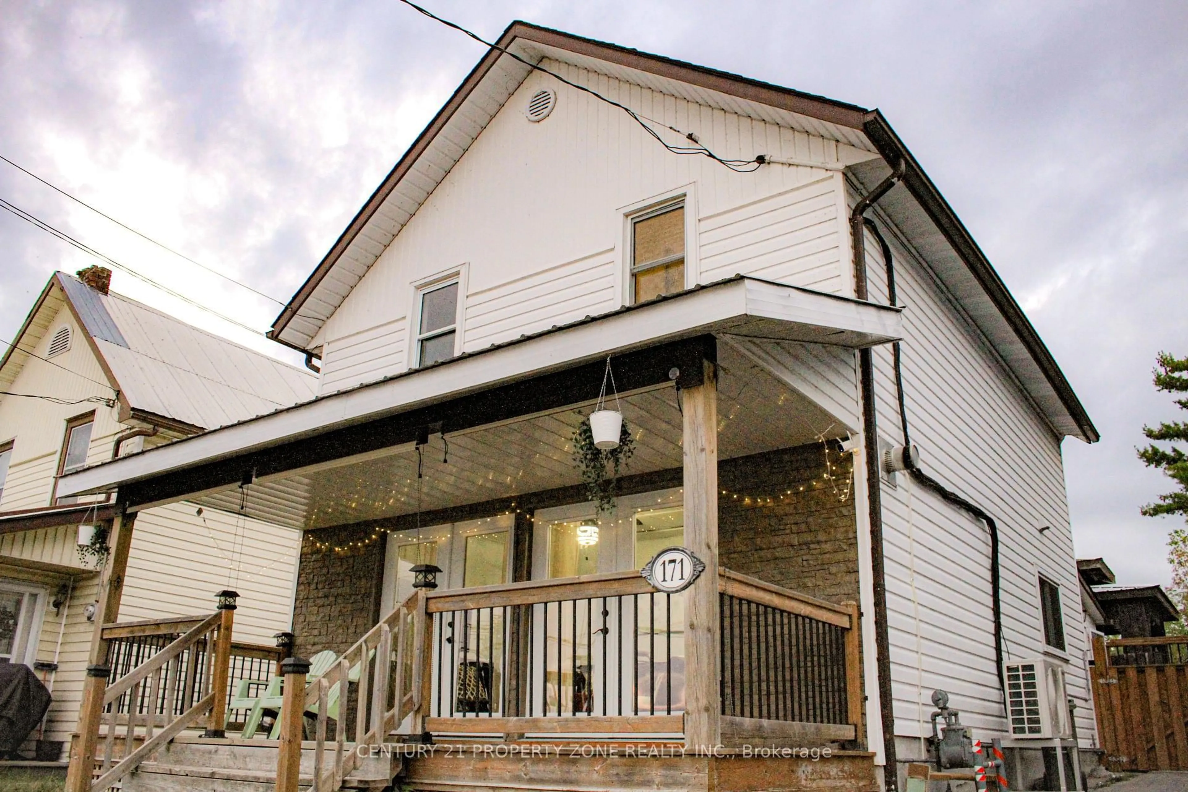 Patio, building for 171 Main St, Deseronto Ontario K0K 1X0