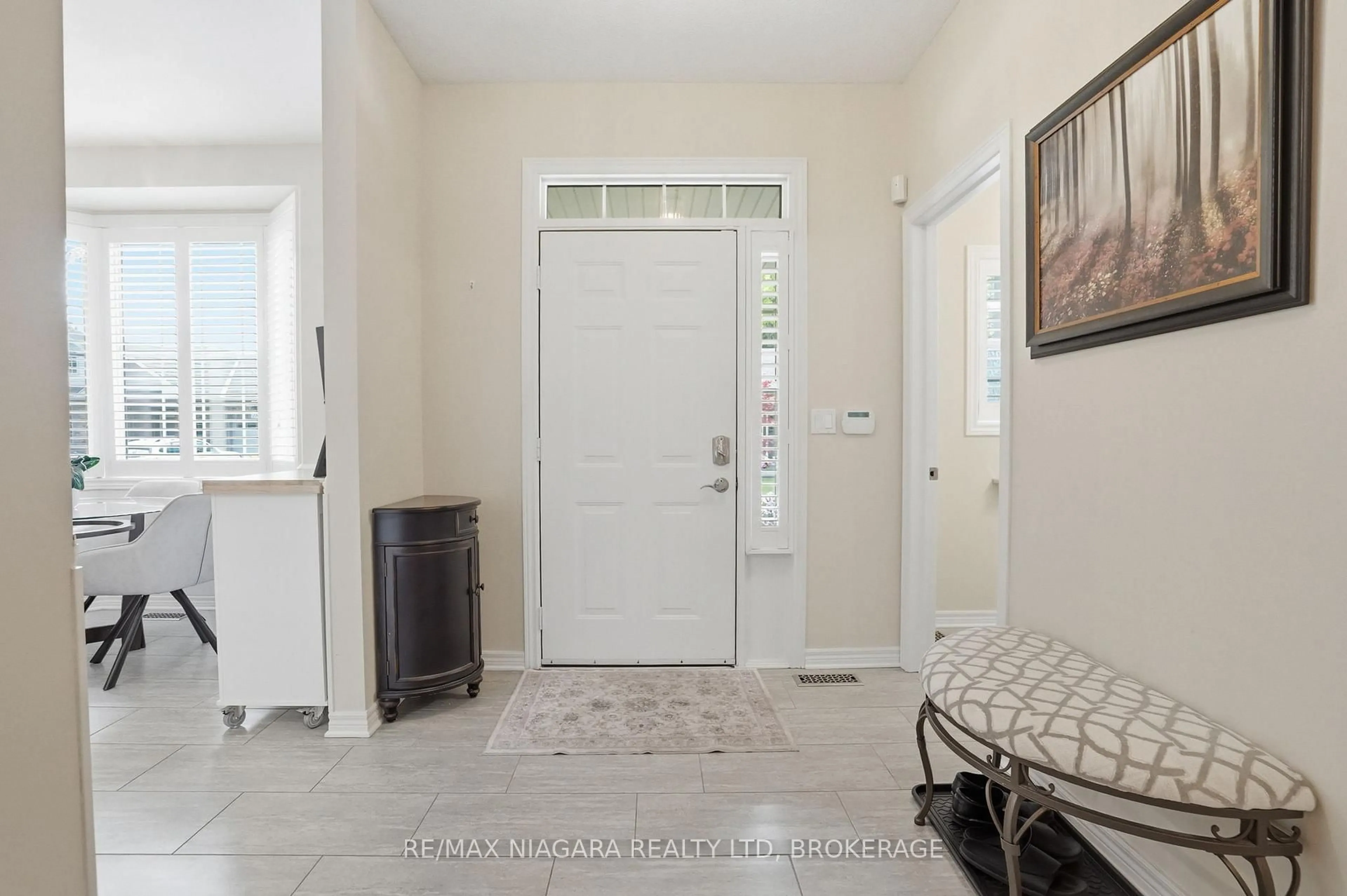 Indoor entryway for 99 Linwell Rd #10, St. Catharines Ontario L2N 1R6