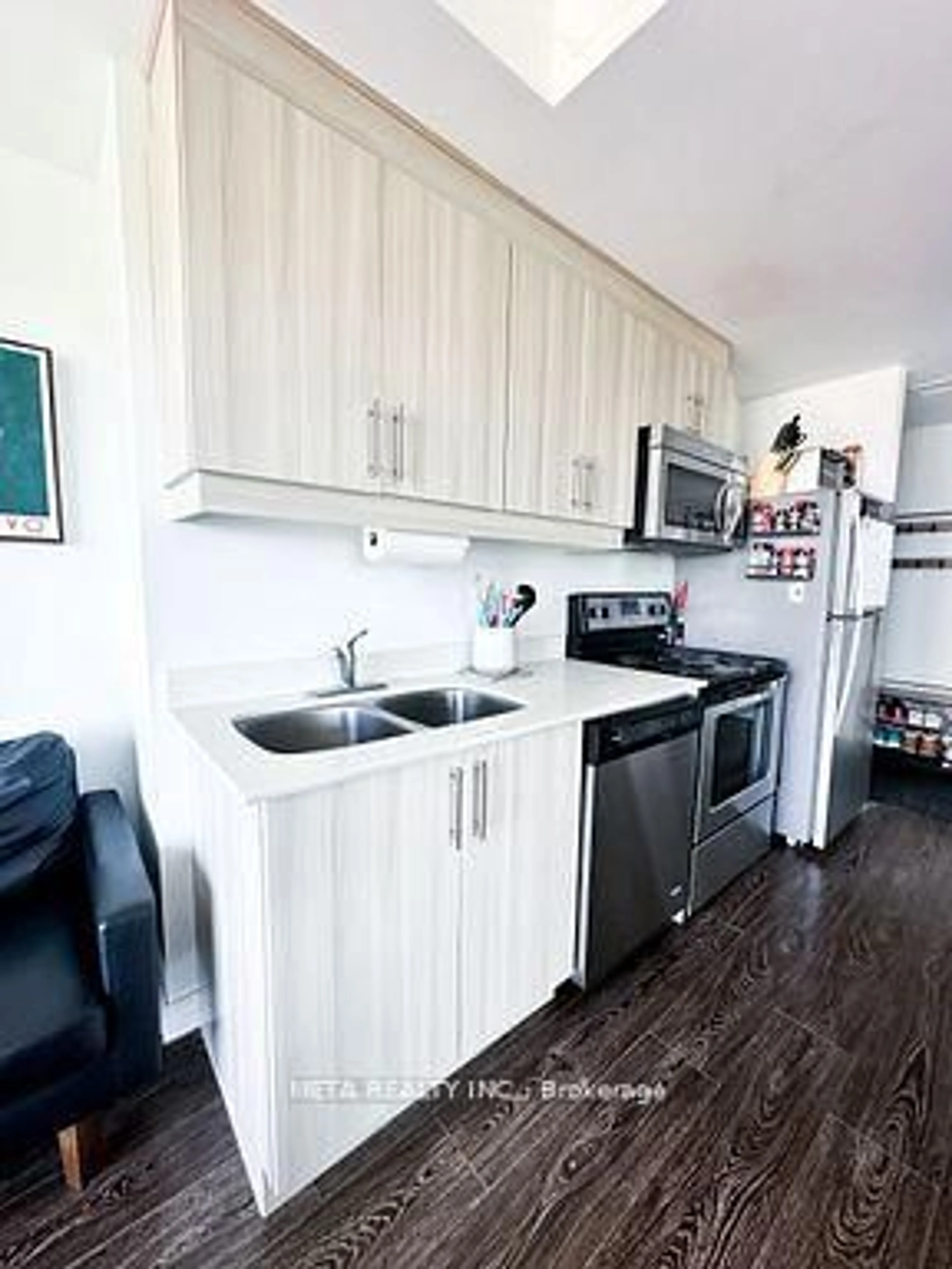 Standard kitchen, wood/laminate floor for 160 King St #9, Waterloo Ontario N2J 0E5