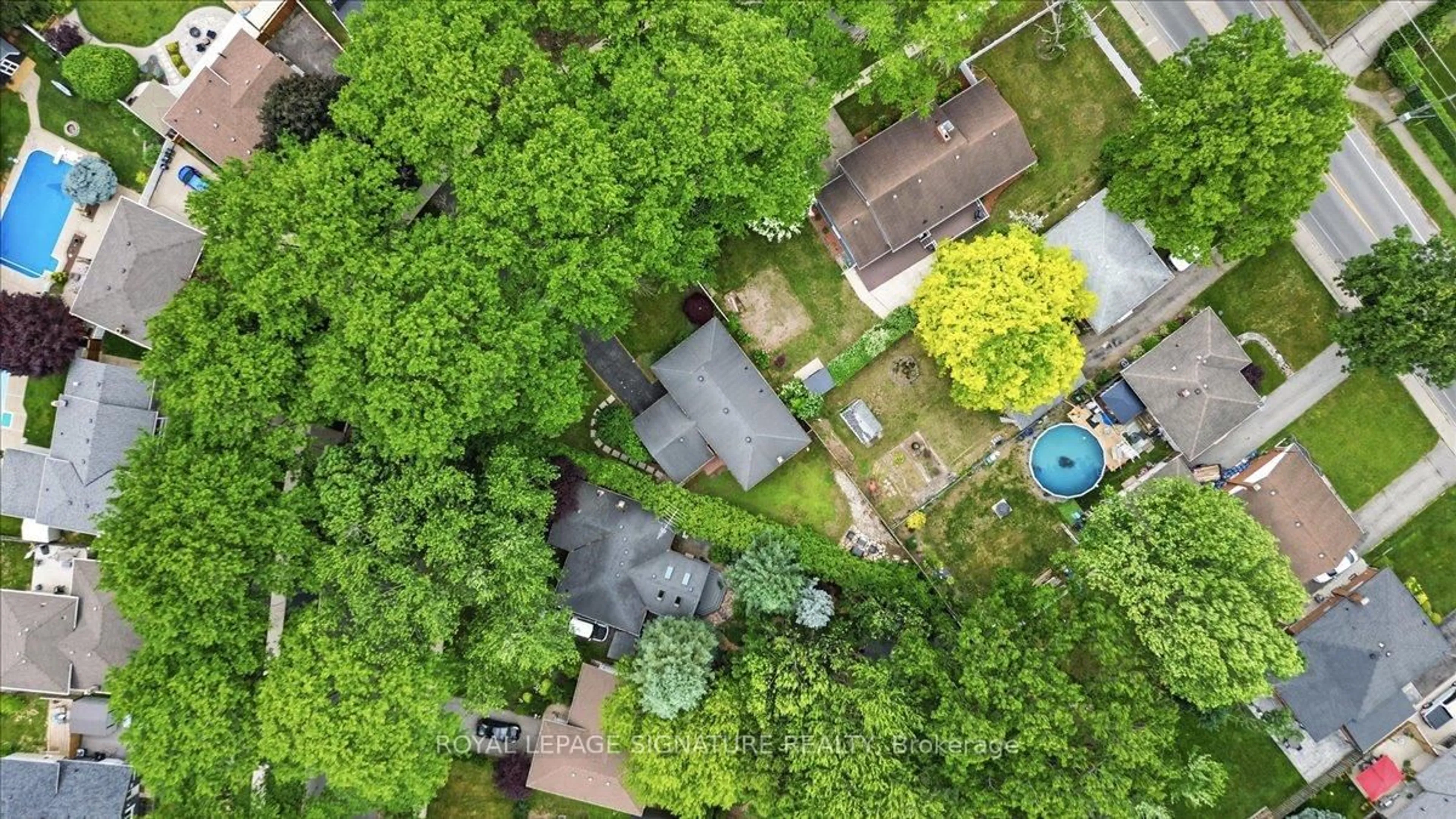 A pic from outside/outdoor area/front of a property/back of a property/a pic from drone, street for 6011 Theresa St, Niagara Falls Ontario L2J 2A4