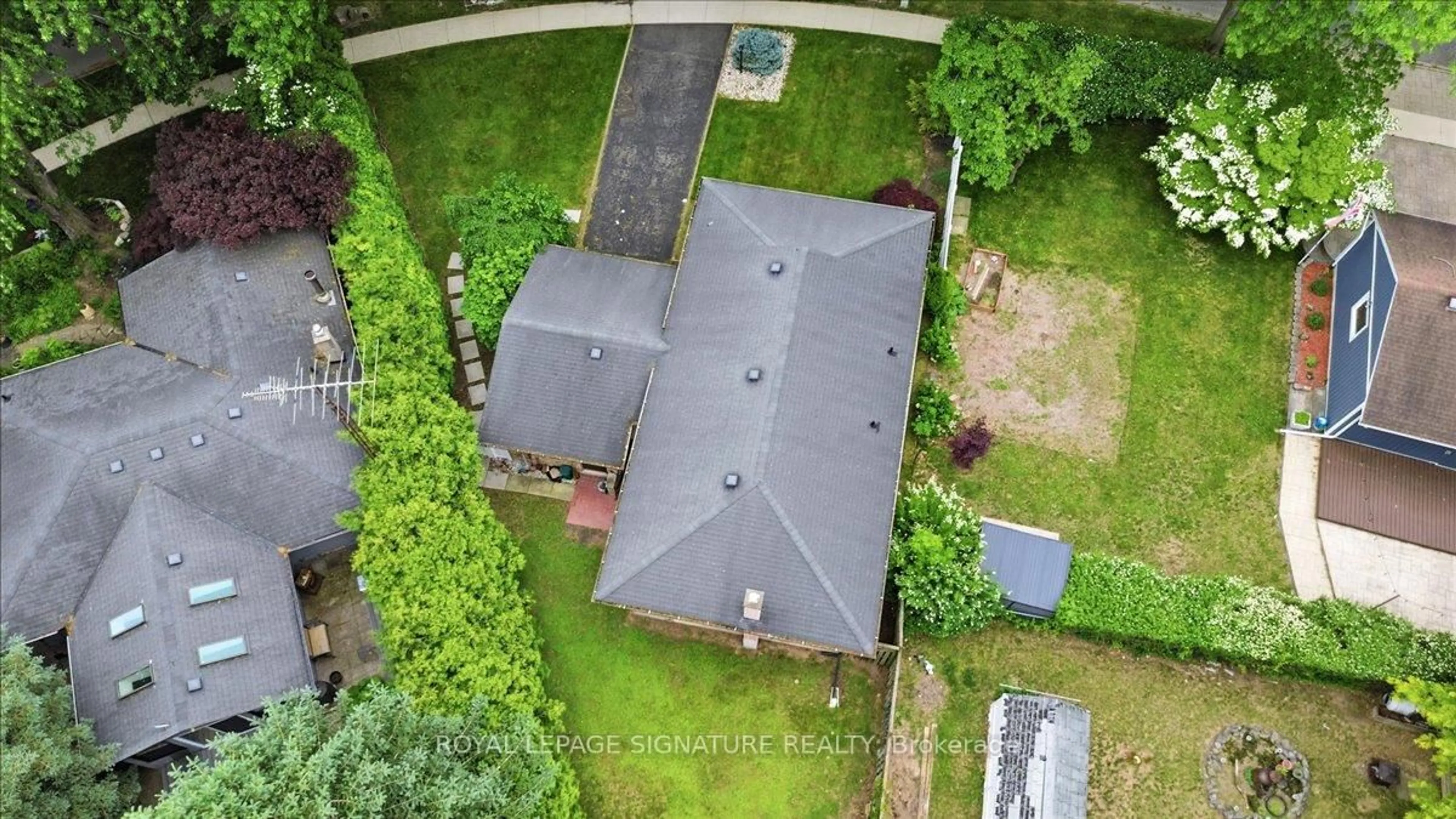A pic from outside/outdoor area/front of a property/back of a property/a pic from drone, street for 6011 Theresa St, Niagara Falls Ontario L2J 2A4