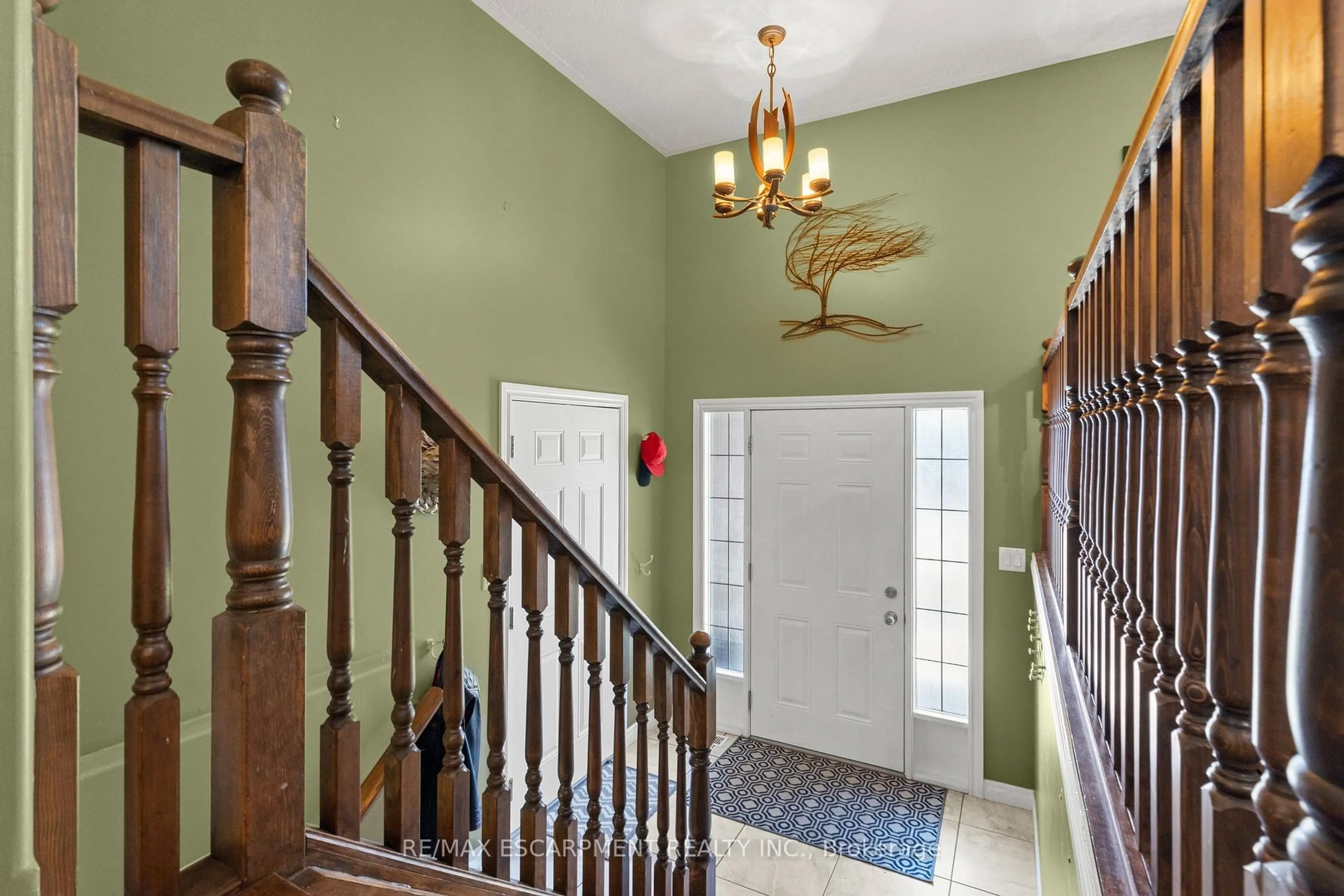 Indoor entryway for 92 White Water Dr, Norfolk Ontario N0A 1N9