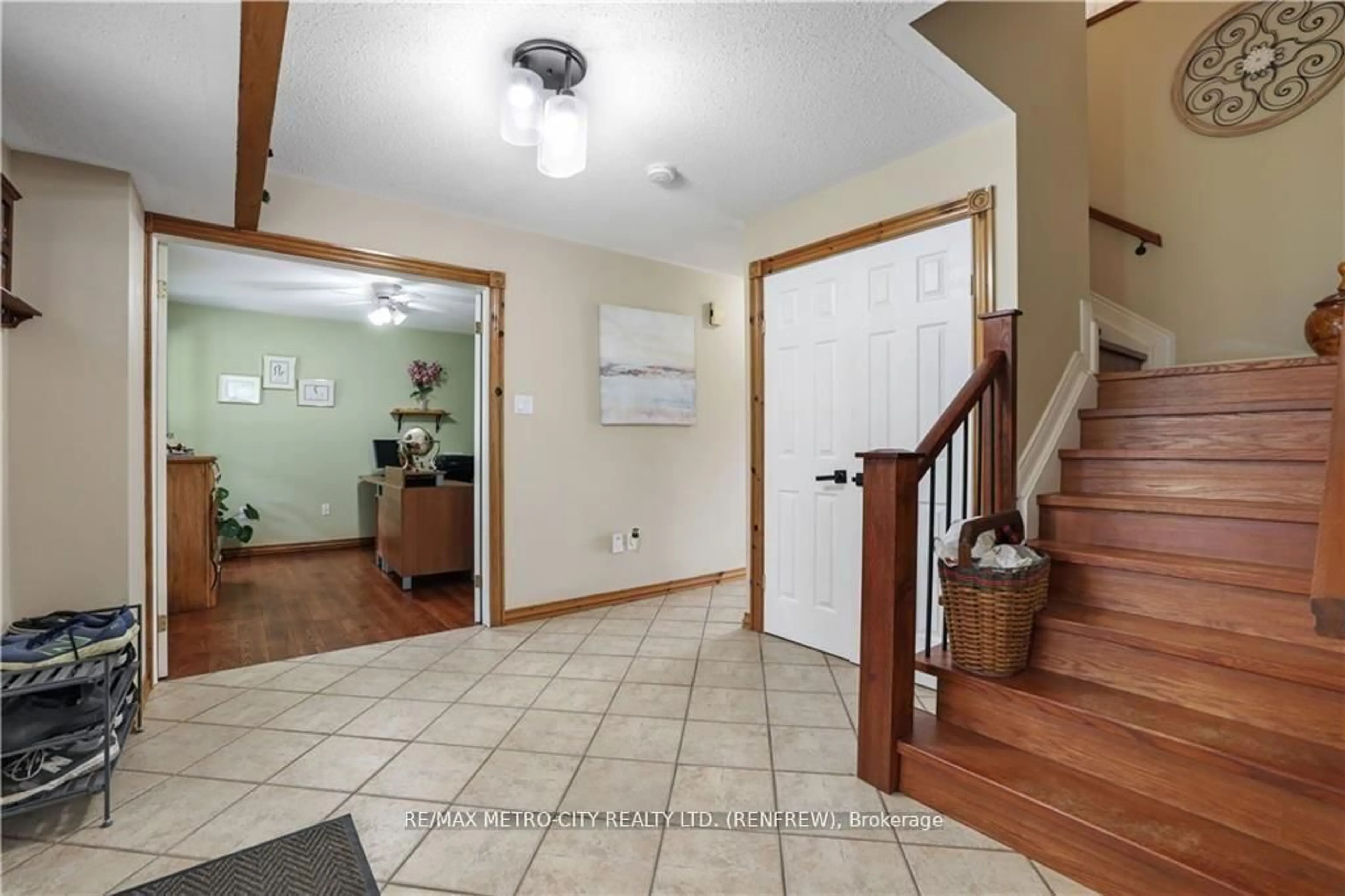 Indoor entryway for 121 Pheasant Ru, Calabogie Ontario K0J 1H0
