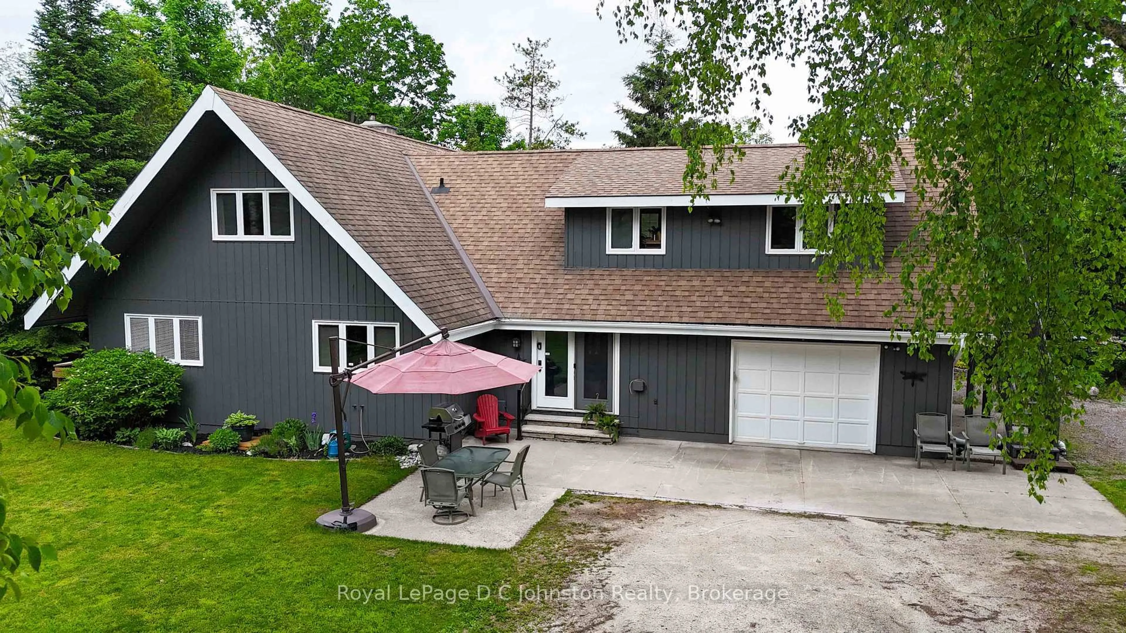 A pic from outside/outdoor area/front of a property/back of a property/a pic from drone, street for 471 Eckford Ave, Saugeen Shores Ontario N0H 2L0
