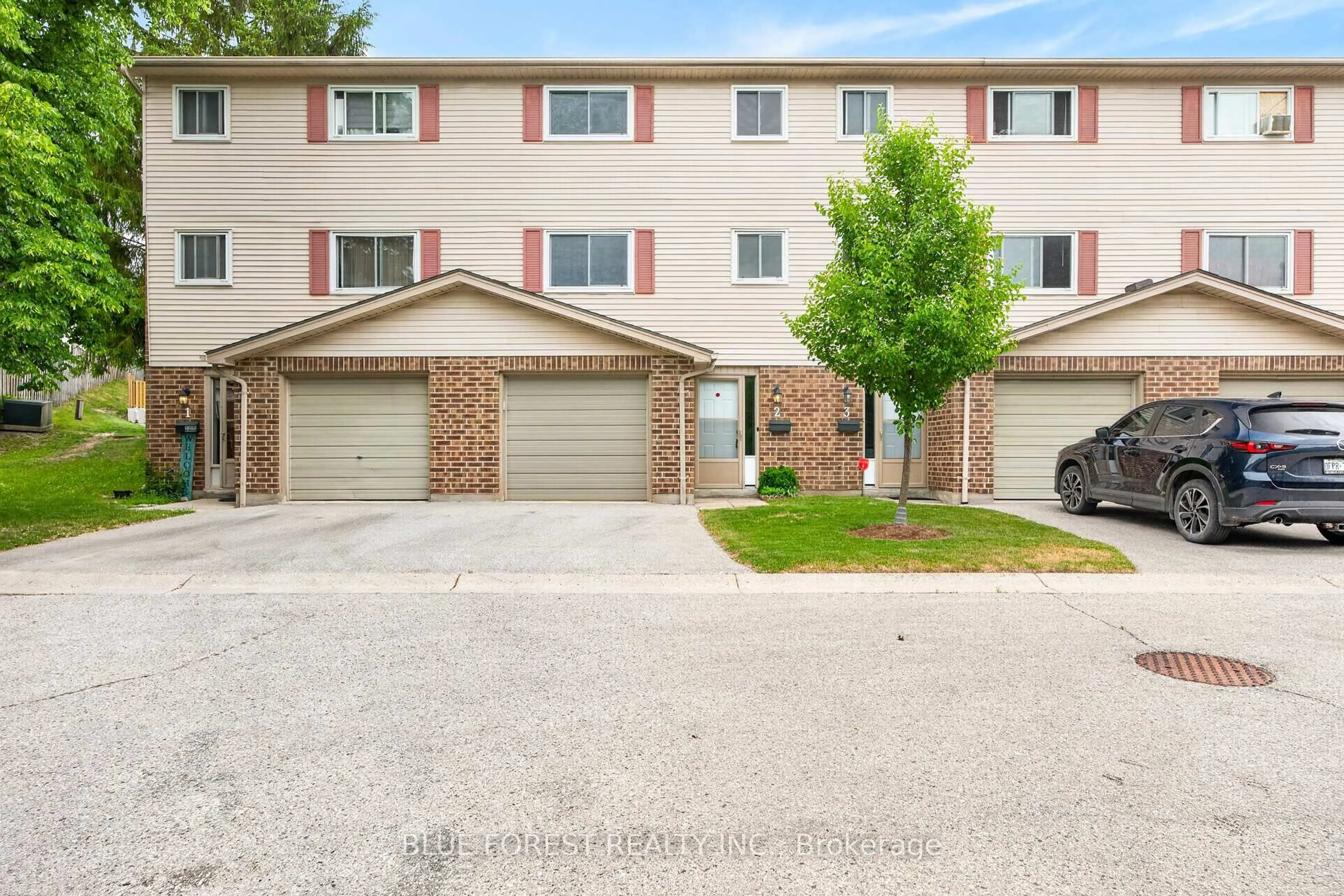A pic from outside/outdoor area/front of a property/back of a property/a pic from drone, street for 450 Pond Mills Rd #2, London South Ontario N5Z 4X2